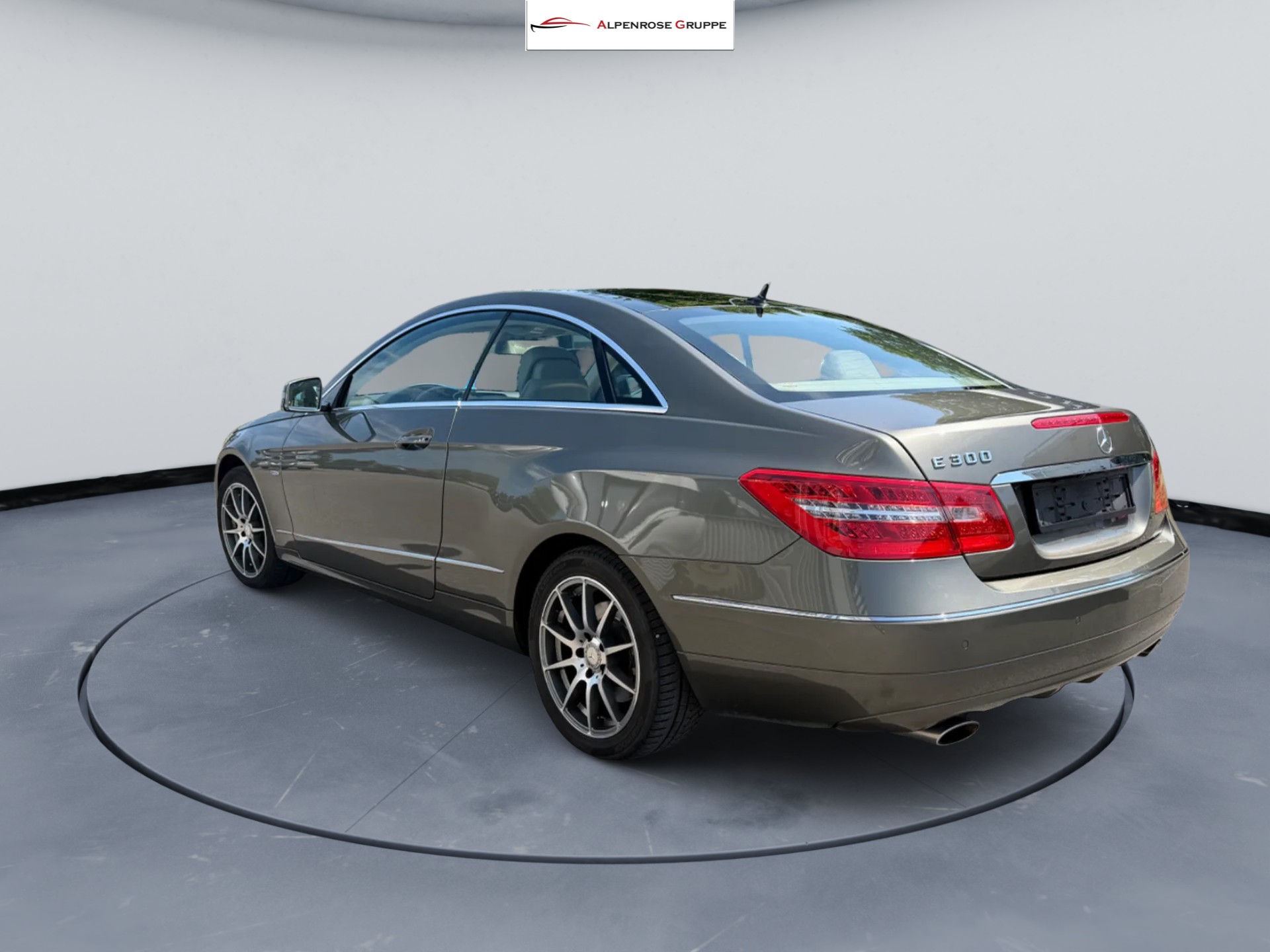 MERCEDES-BENZ E 300 CGI BlueEfficiency 7G-Tronic-image-3