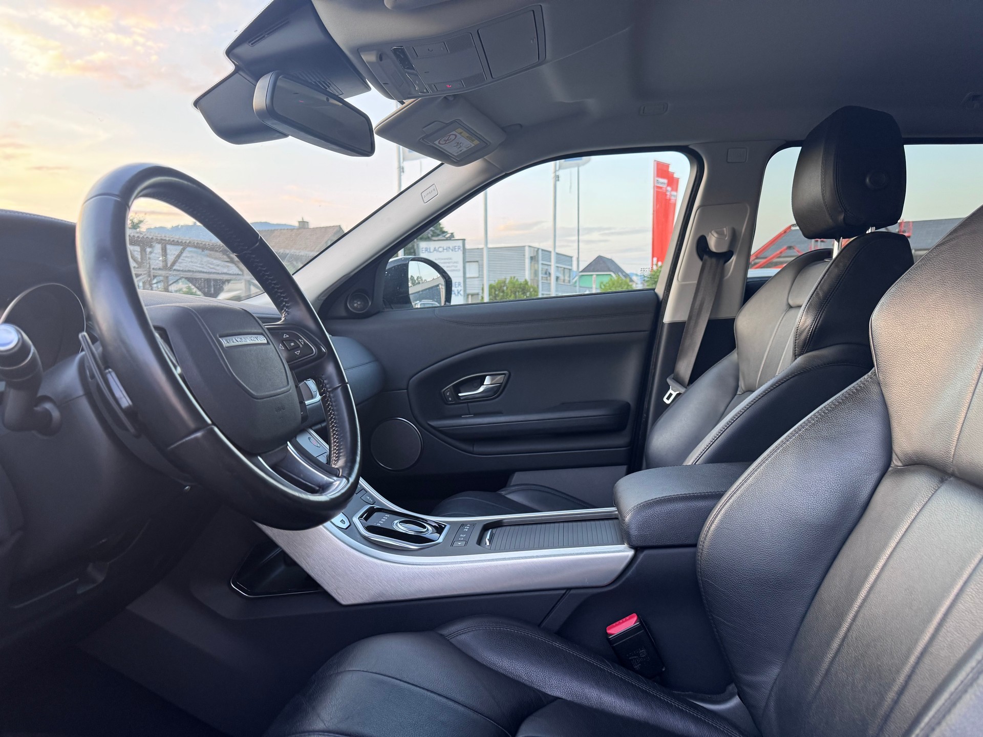 LAND ROVER Range Rover Evoque 2.0 TD4 SE AT9-image-9