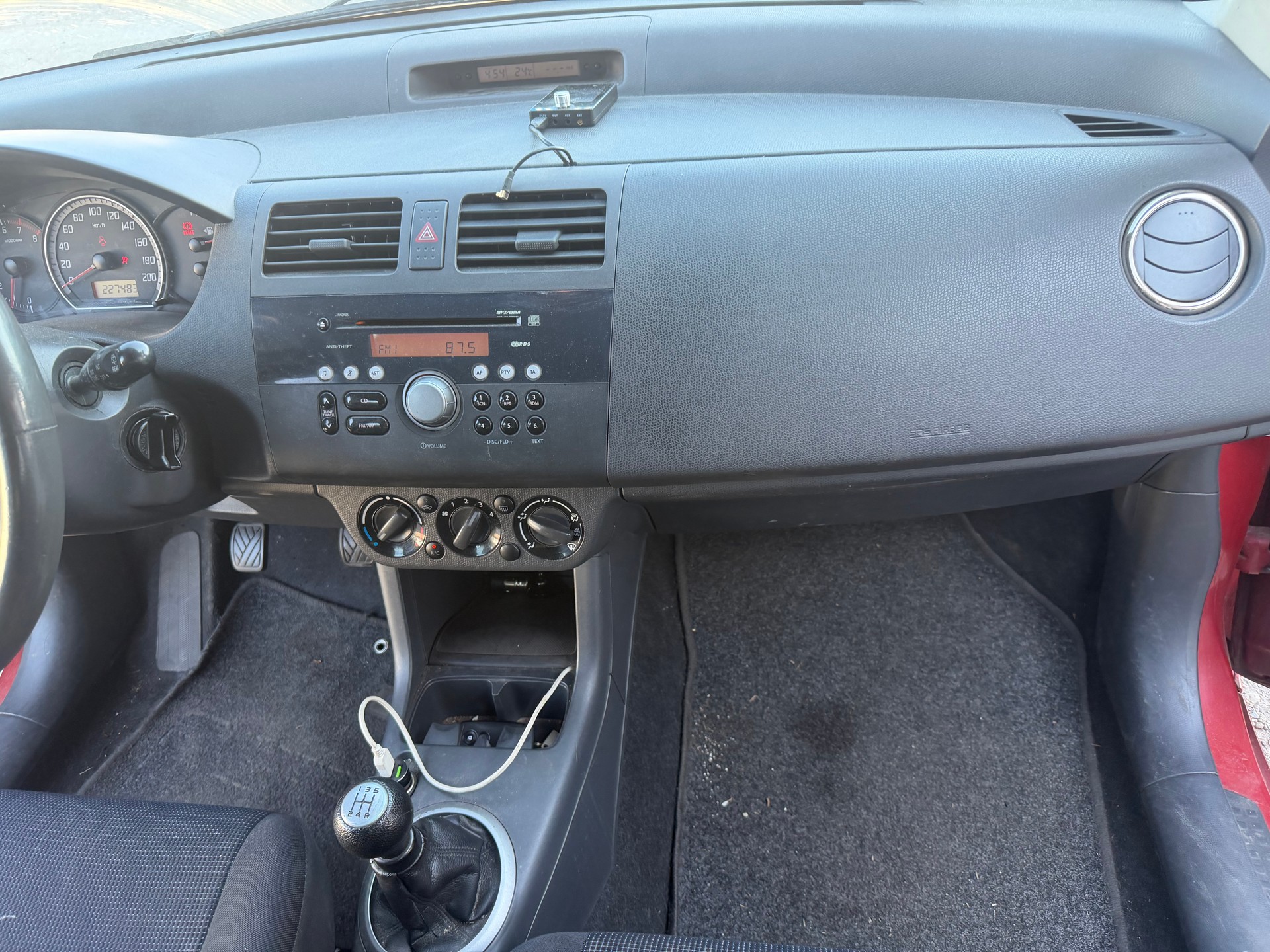 SUZUKI Swift 1.3i 16V GL-image-8