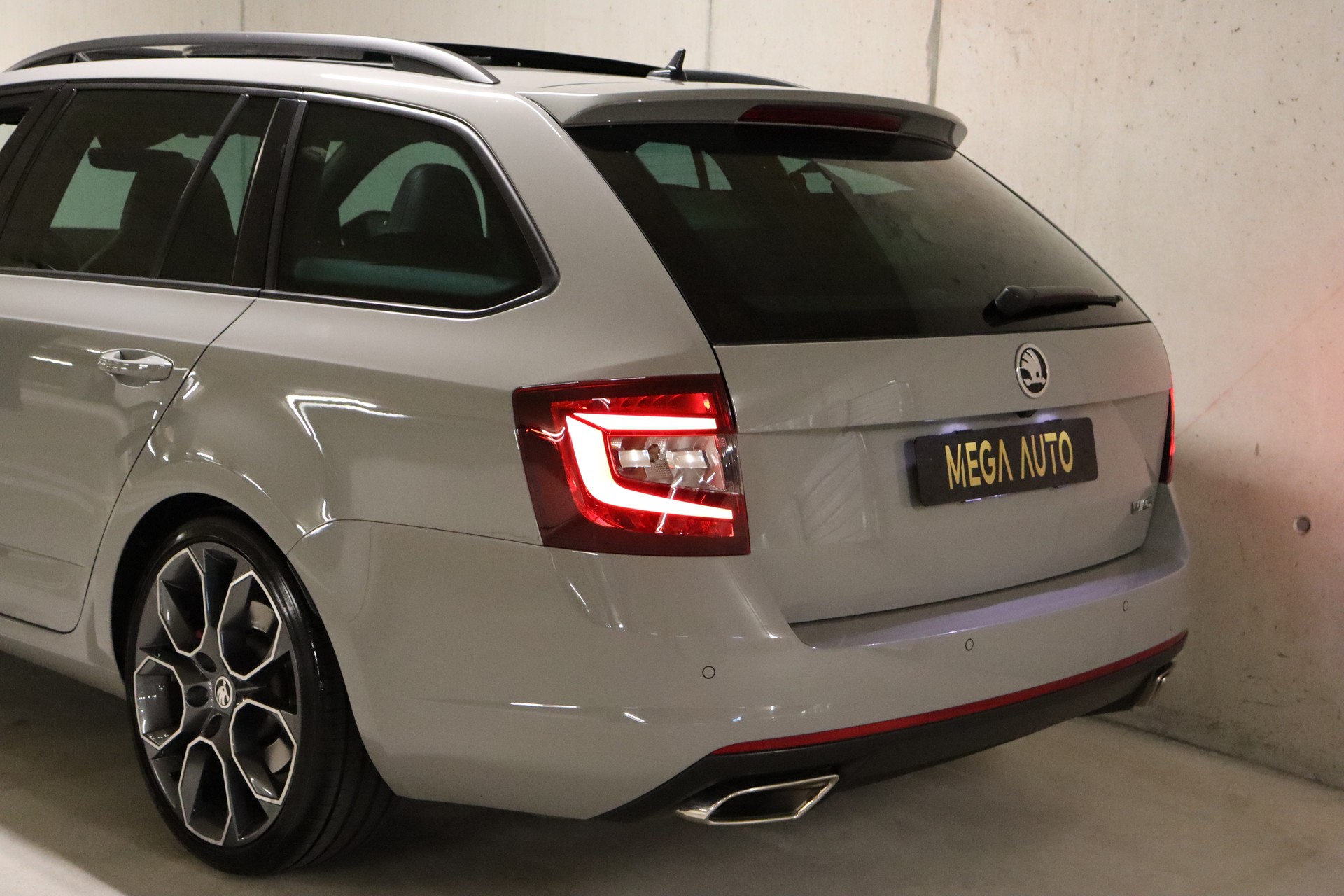 SKODA Octavia Combi 2.0 TSI RS DSG-image-8