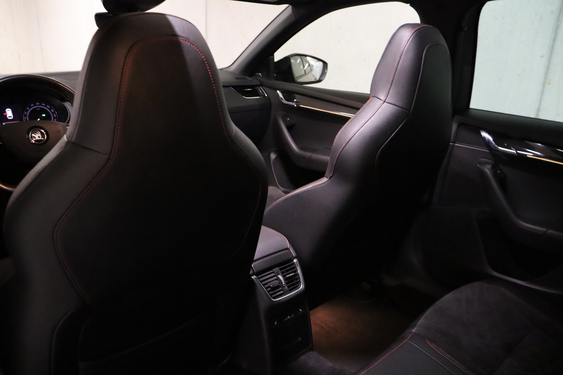 SKODA Octavia Combi 2.0 TSI RS DSG-image-11