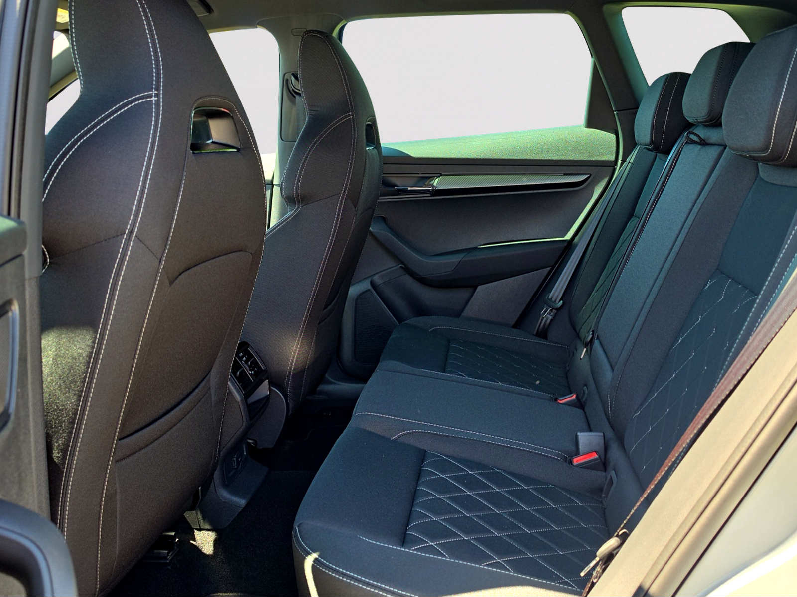 SKODA Karoq 2.0 TSI SportLine 4x4 DSG-image-4