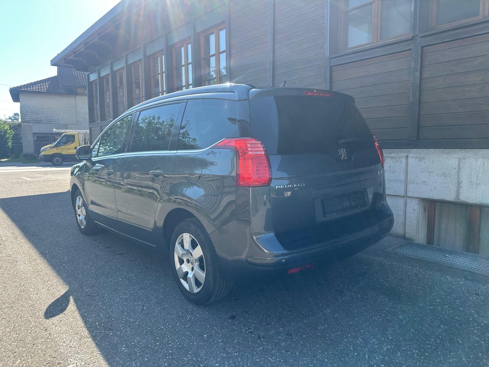PEUGEOT 5008 1.6 16V T Allure-image-2