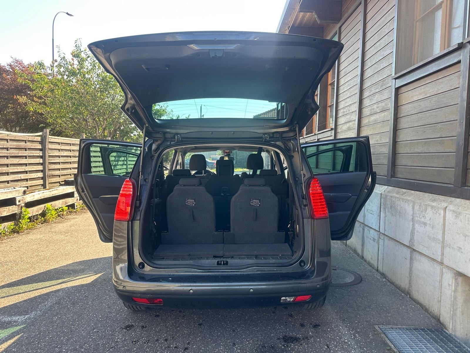 PEUGEOT 5008 1.6 16V T Allure-image-6