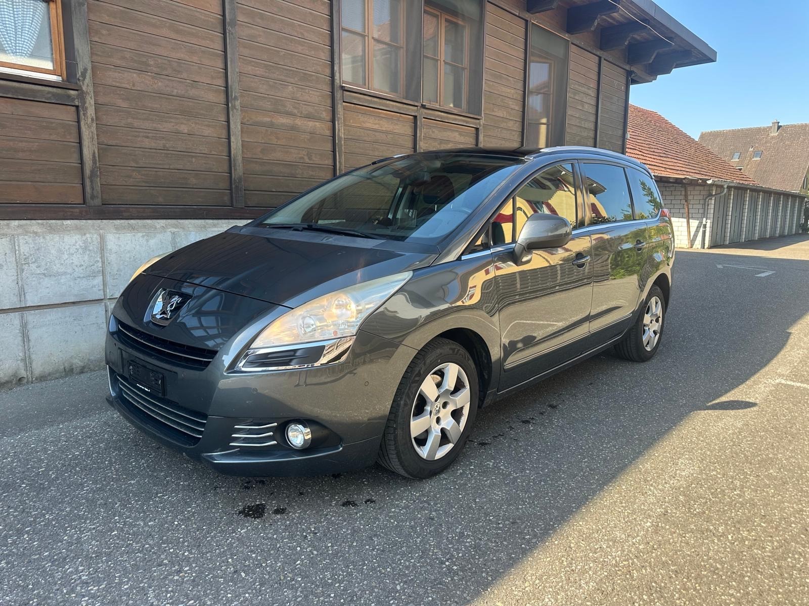 PEUGEOT 5008 1.6 16V T Allure-image-1