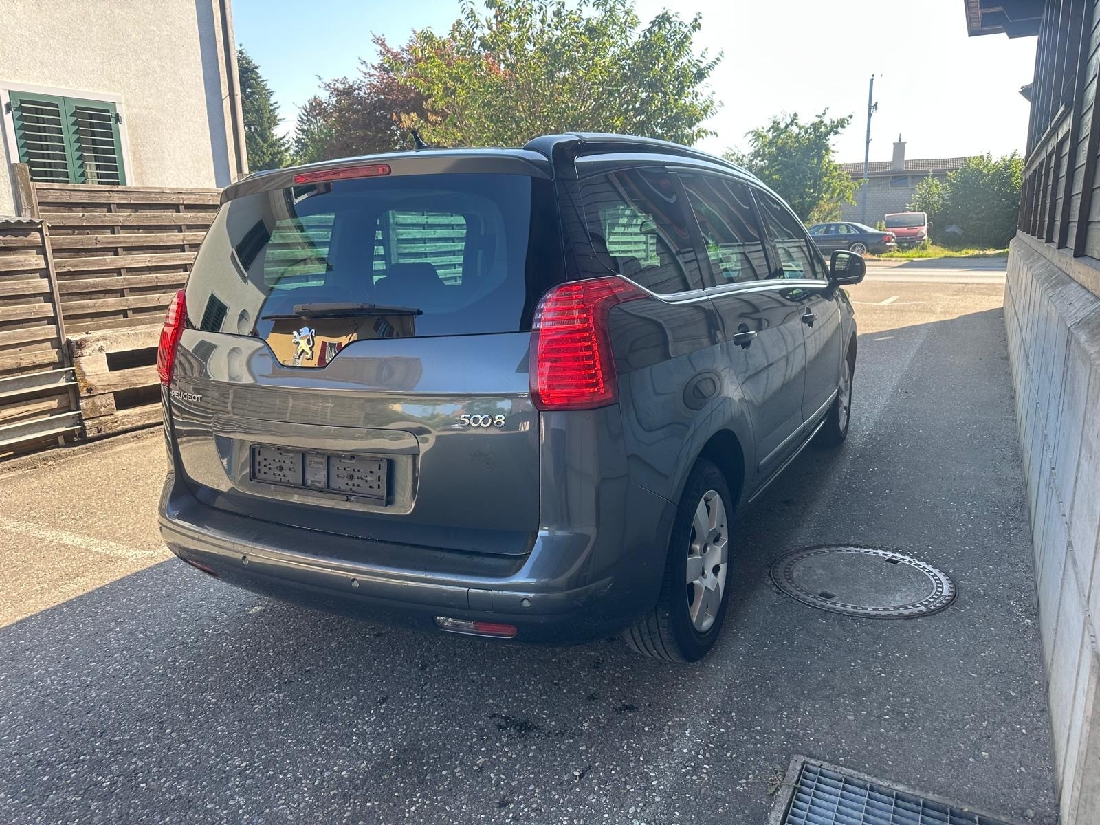 PEUGEOT 5008 1.6 16V T Allure-image-3