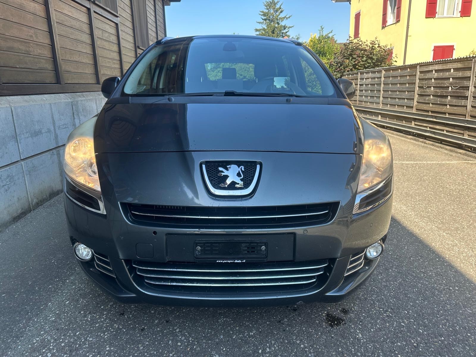PEUGEOT 5008 1.6 16V T Allure-image-4