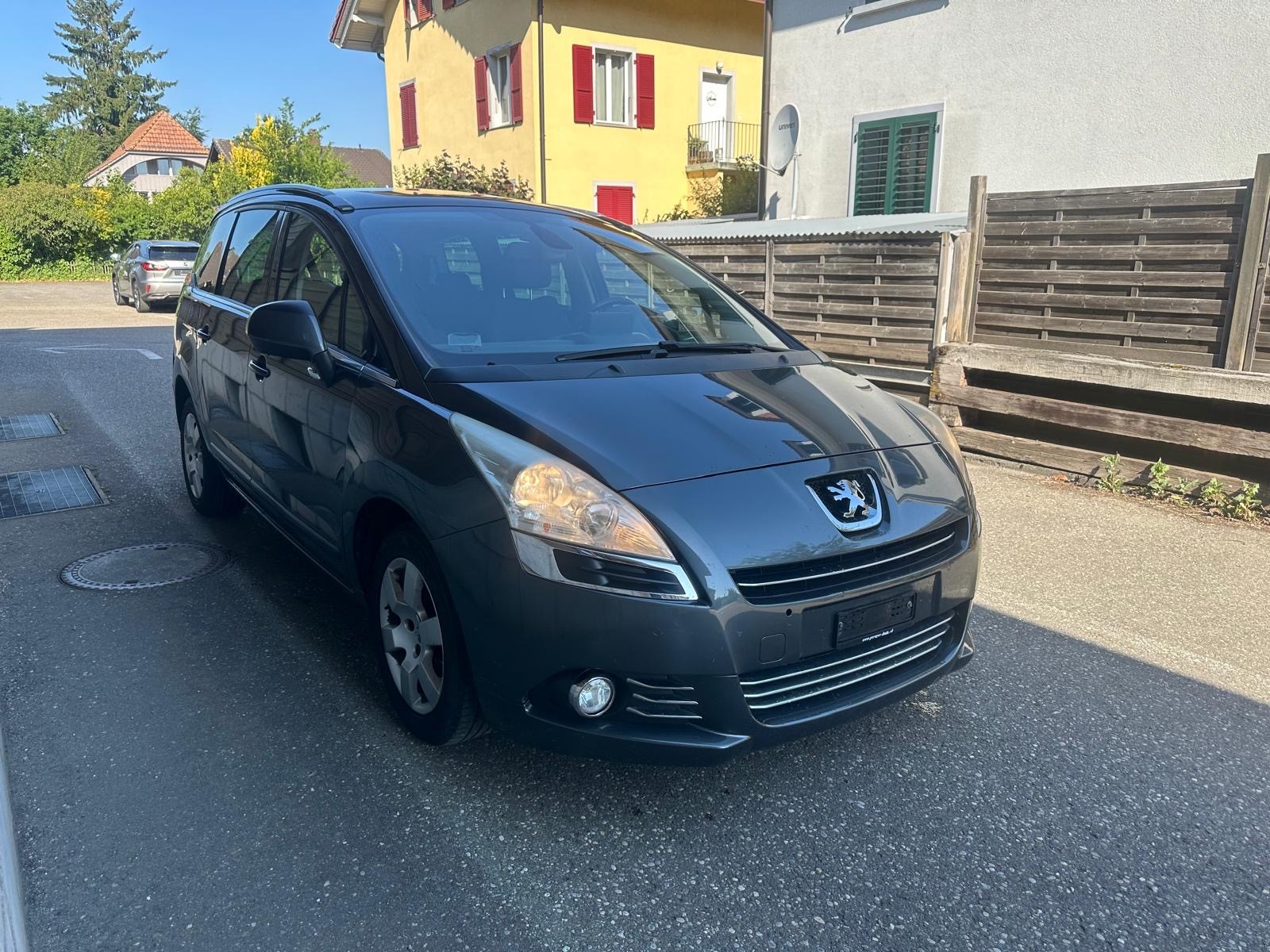 PEUGEOT 5008 1.6 16V T Allure-image-0