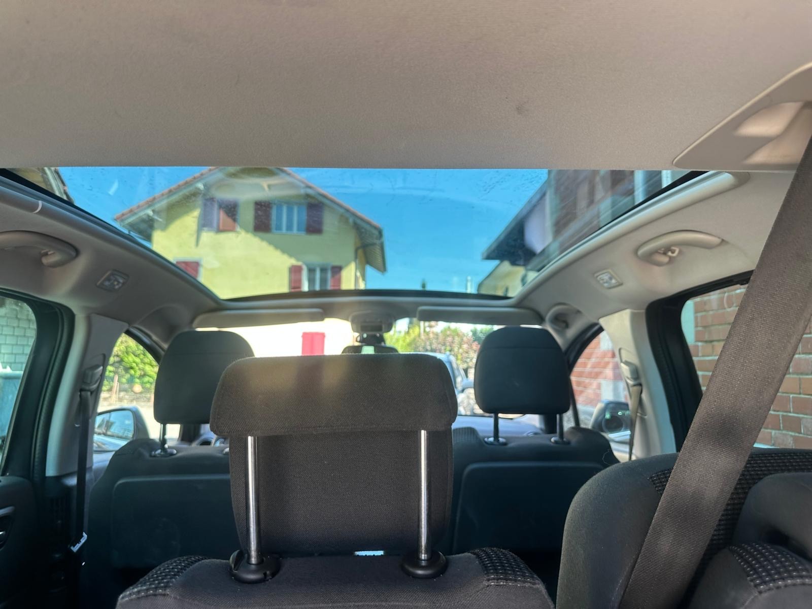 PEUGEOT 5008 1.6 16V T Allure-image-8