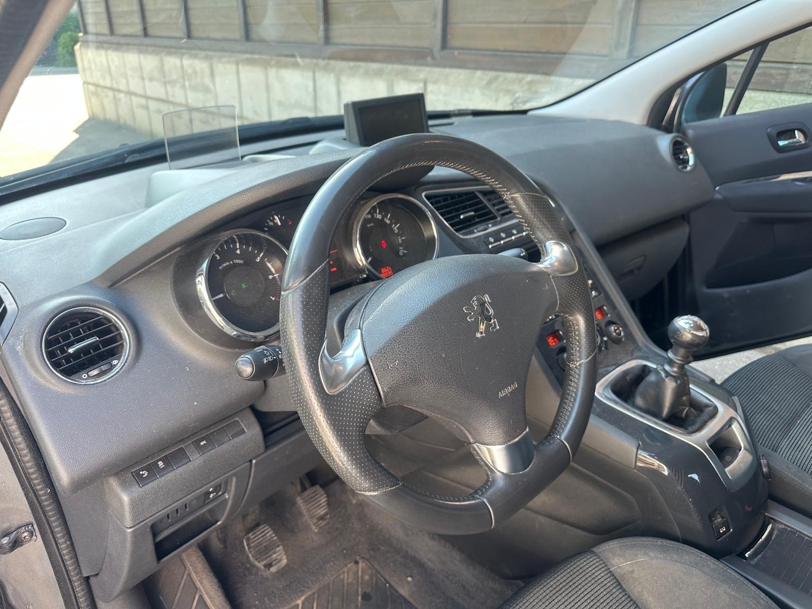 PEUGEOT 5008 1.6 16V T Allure-image-9