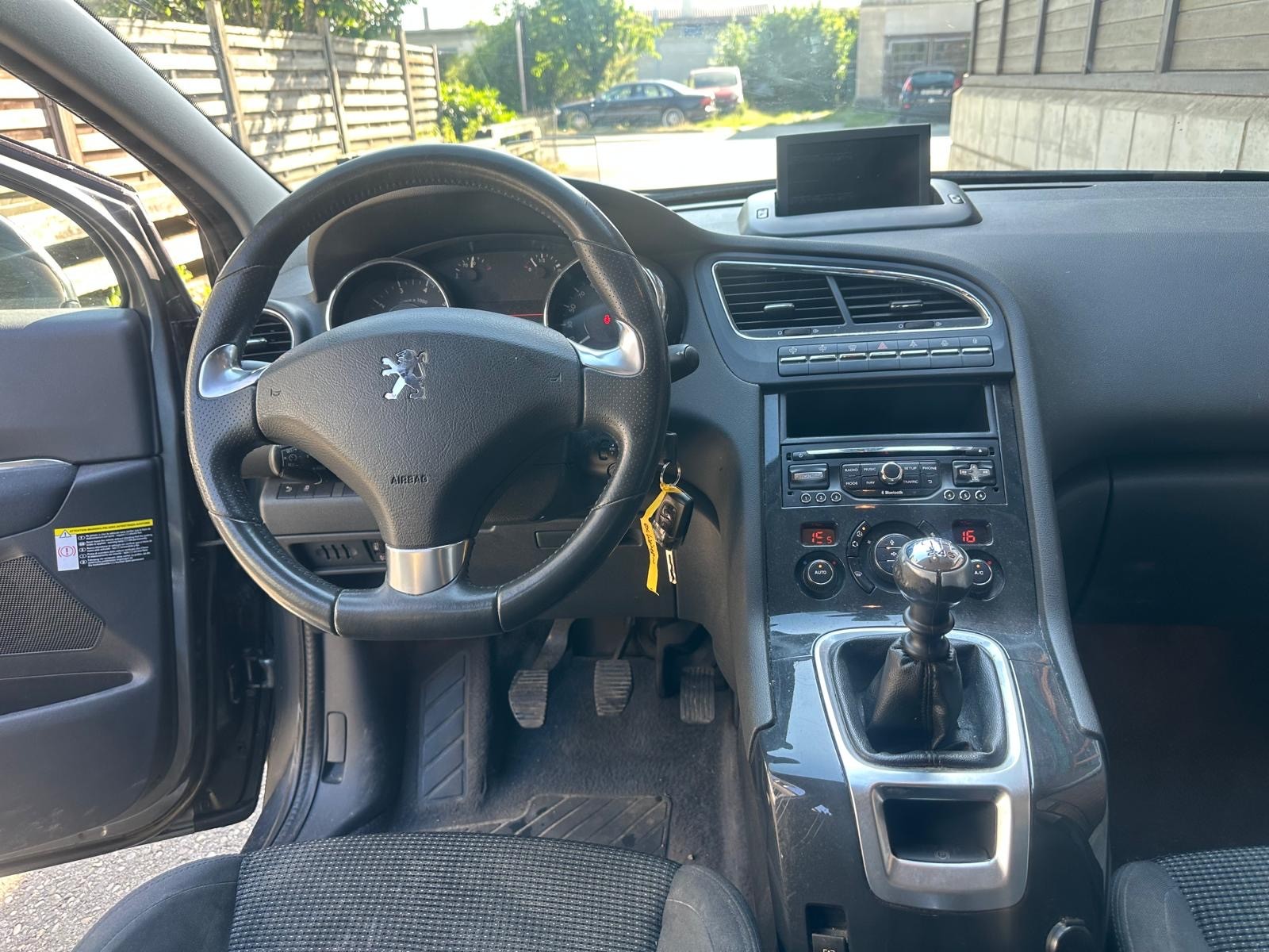 PEUGEOT 5008 1.6 16V T Allure-image-7