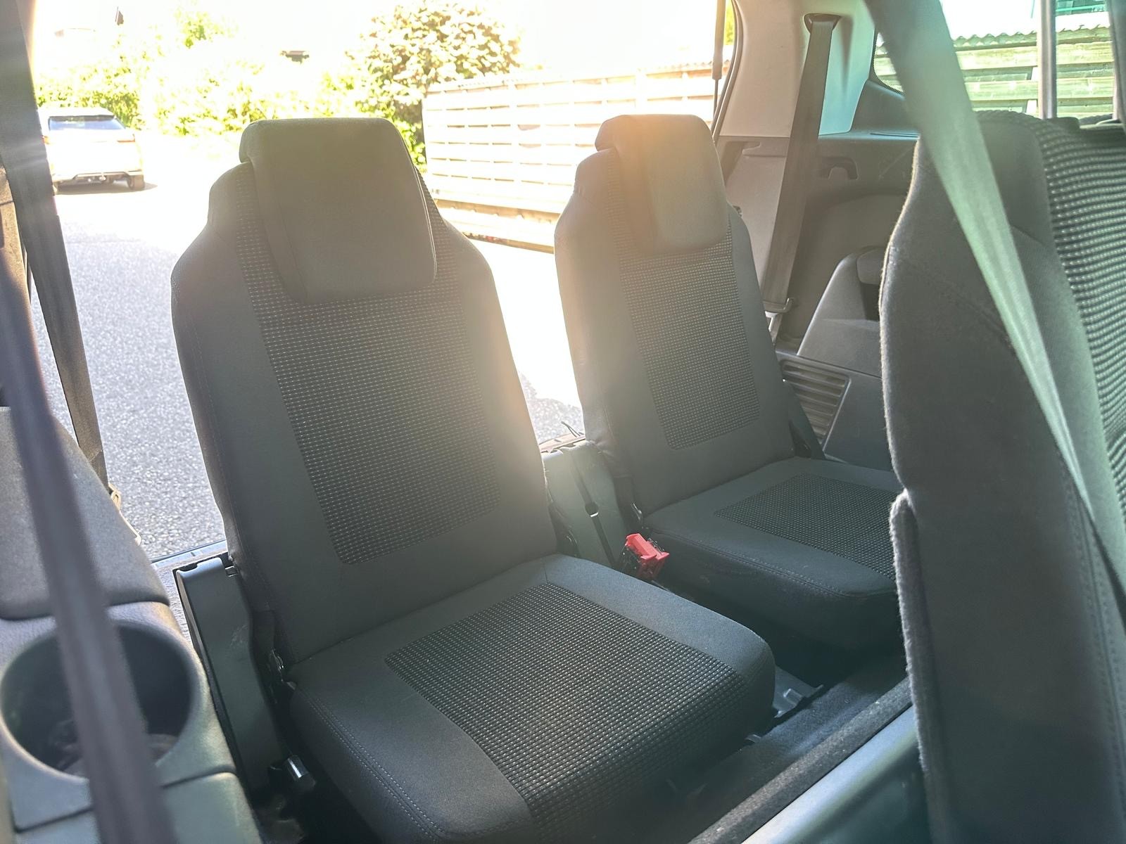 PEUGEOT 5008 1.6 16V T Allure-image-12