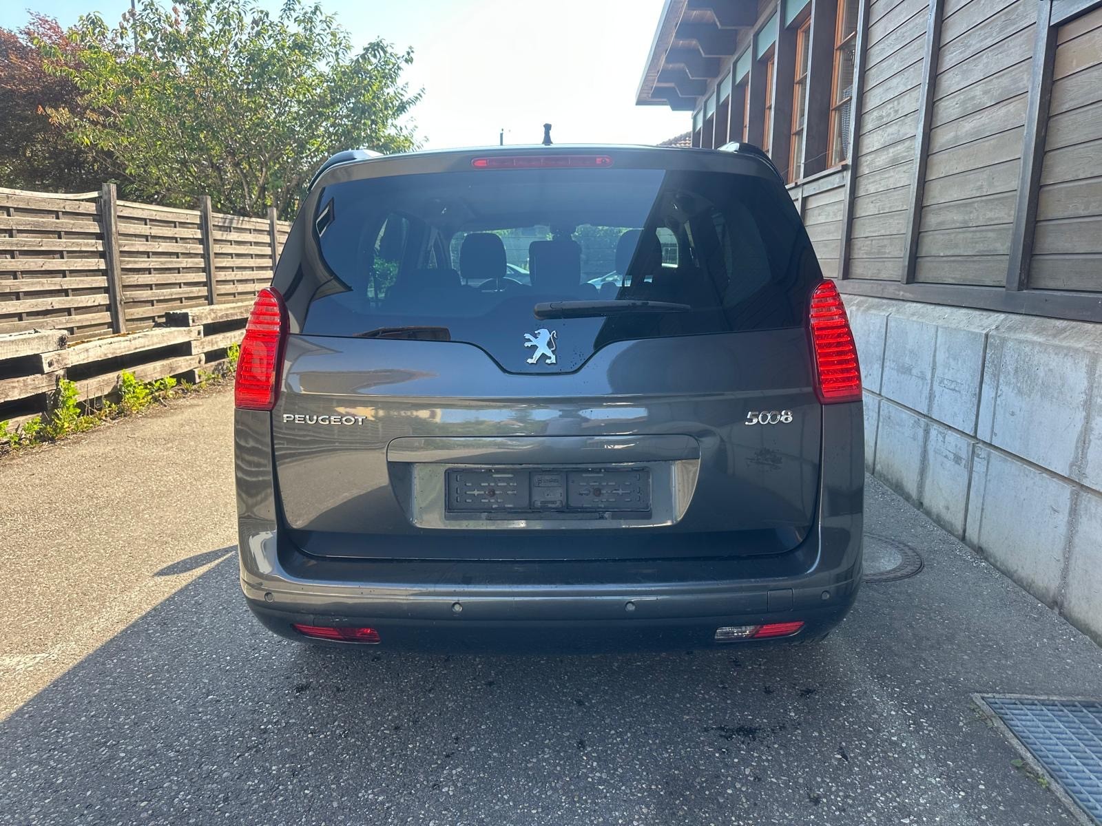 PEUGEOT 5008 1.6 16V T Allure-image-5