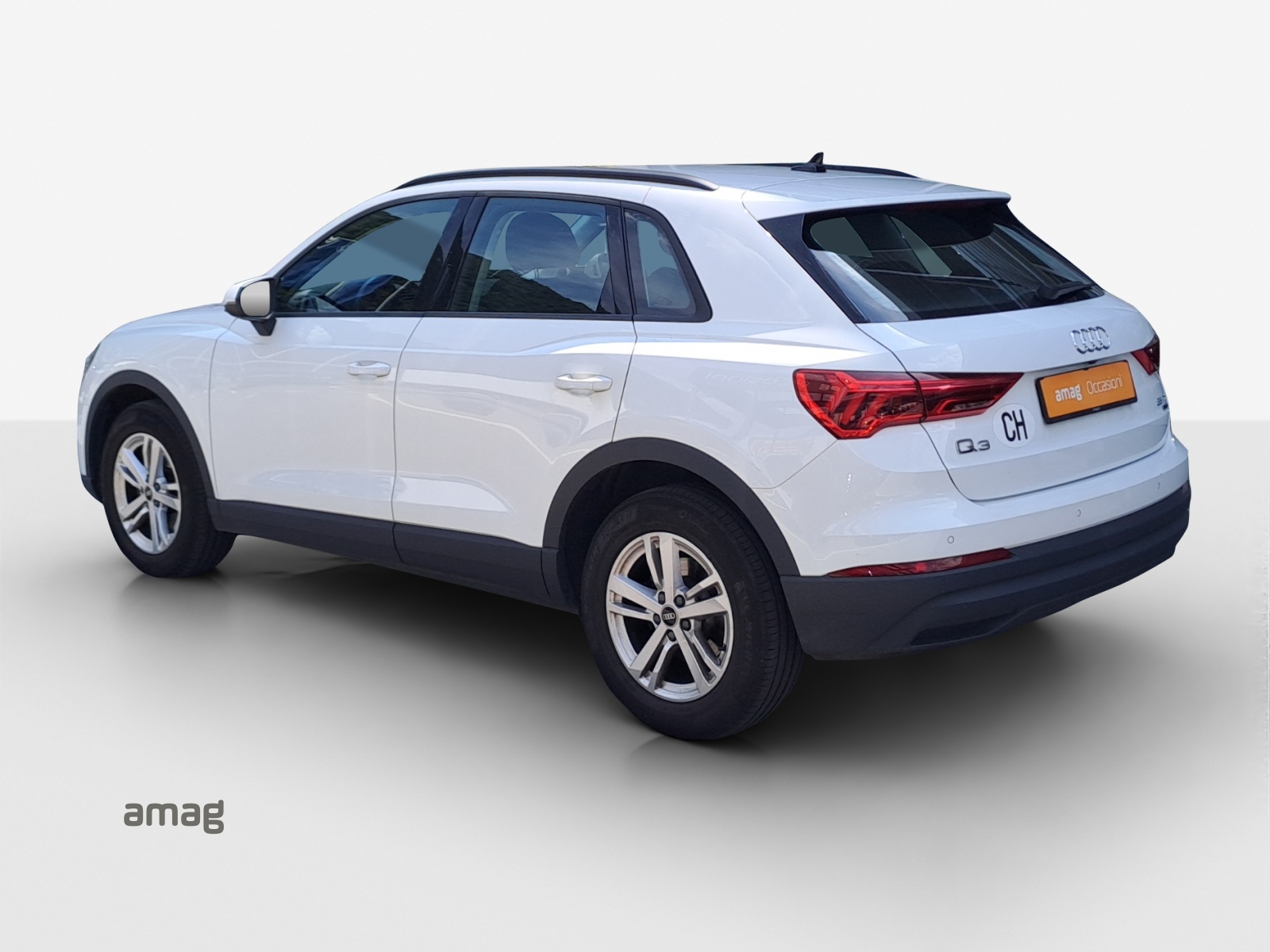AUDI Q3 35 TDI quattro S-tronic-image-2