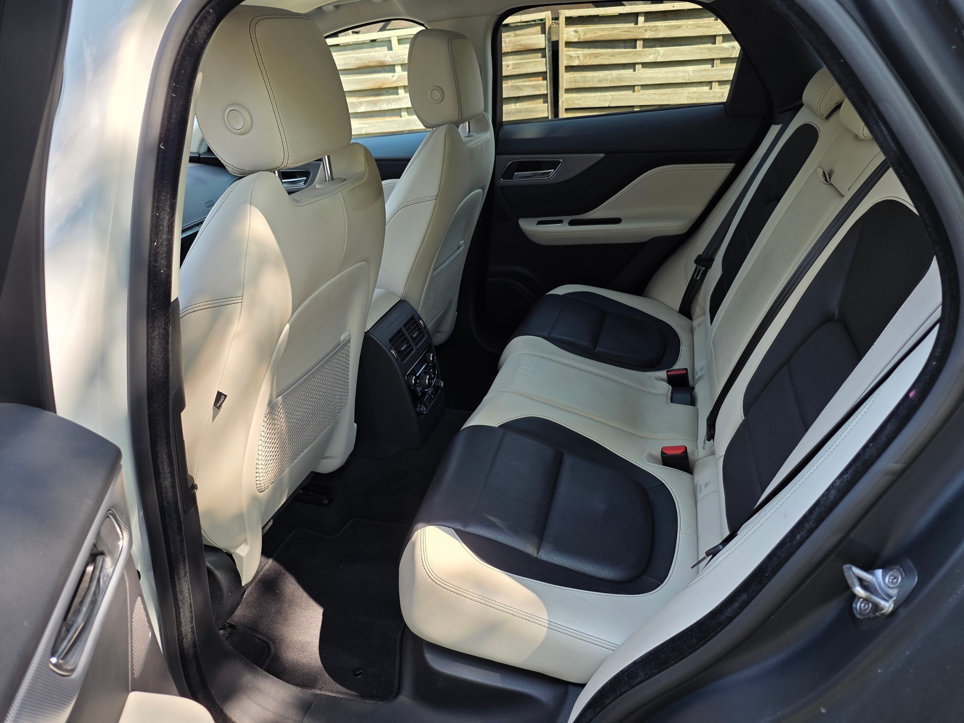 JAGUAR F-Pace 3.0 TD R-Sport AWD Automatik ☆☆☆ Inklusive frischer MFK ☆☆☆ AHK: 2'400kg ☆☆☆ Sommer- und Winterräder ☆☆☆-image-11