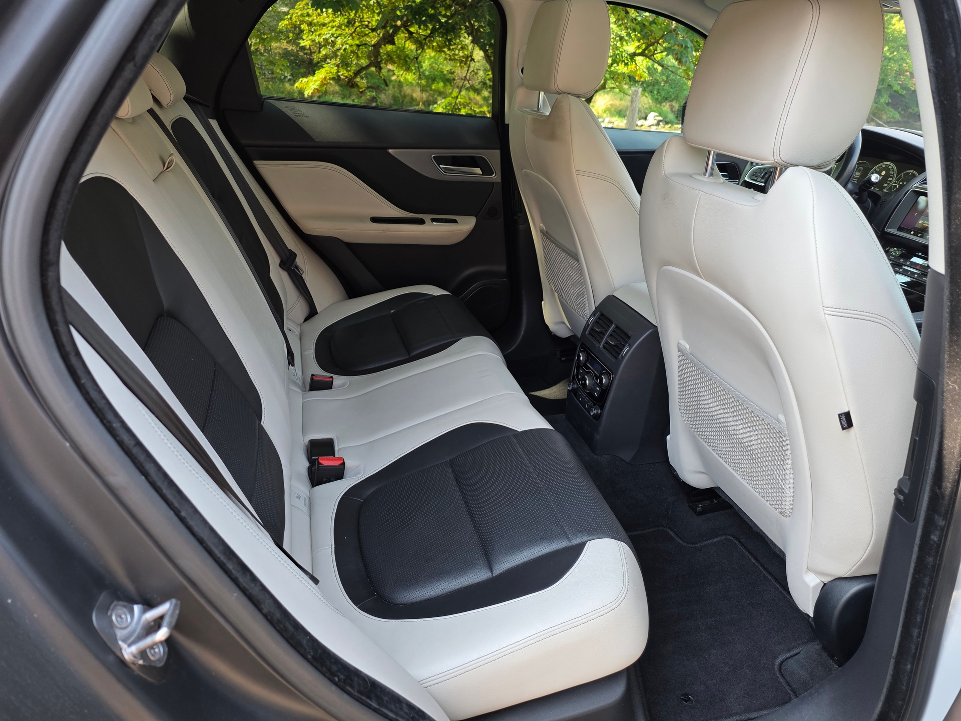 JAGUAR F-Pace 3.0 TD R-Sport AWD Automatik ☆☆☆ Inklusive frischer MFK ☆☆☆ AHK: 2'400kg ☆☆☆ Sommer- und Winterräder ☆☆☆-image-12