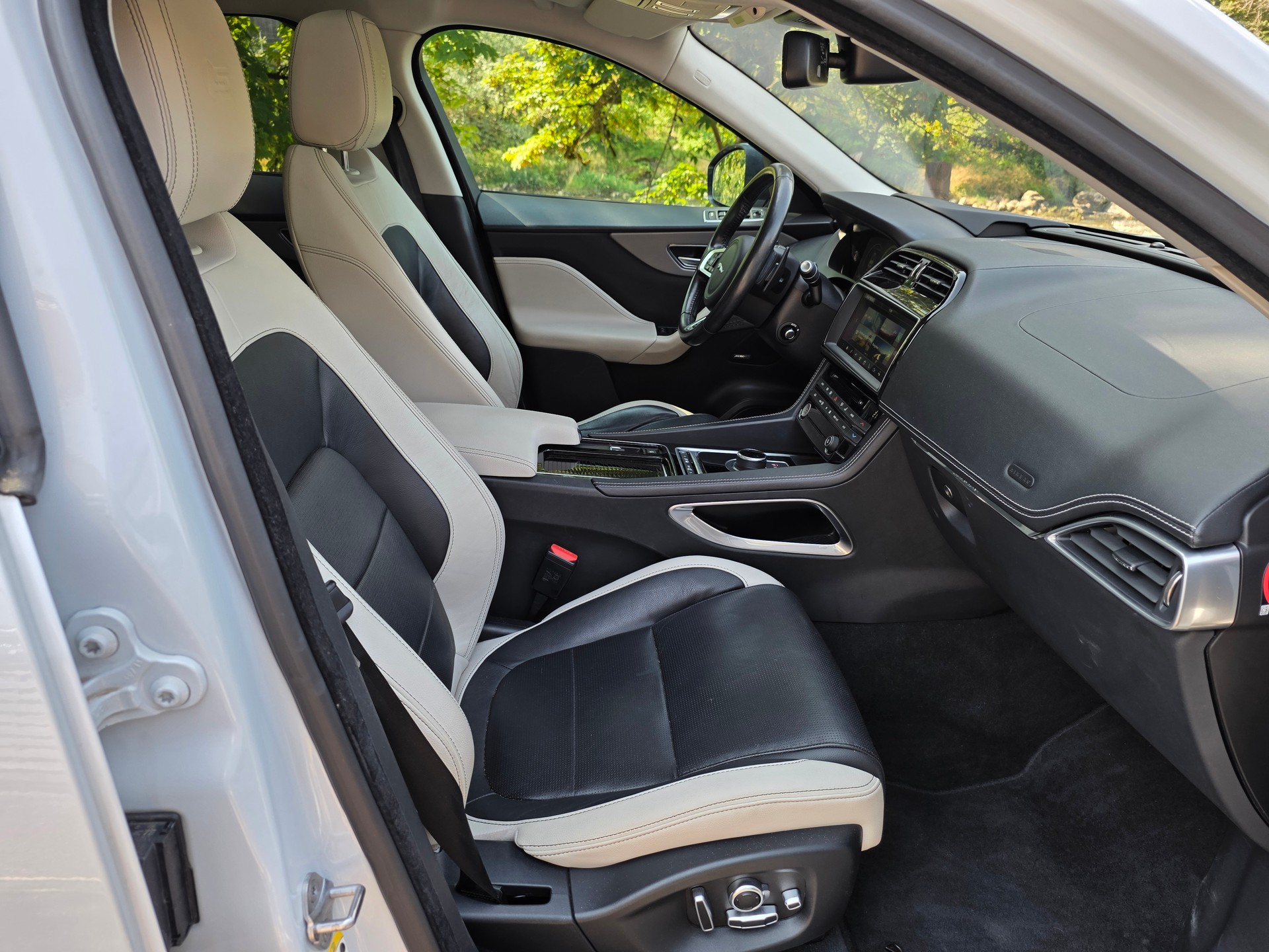 JAGUAR F-Pace 3.0 TD R-Sport AWD Automatik ☆☆☆ Inklusive frischer MFK ☆☆☆ AHK: 2'400kg ☆☆☆ Sommer- und Winterräder ☆☆☆-image-10