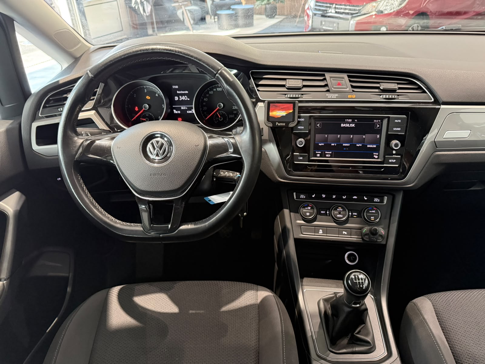 VW Touran 1.6 TDI BlueMotion Technology Trendline-image-12