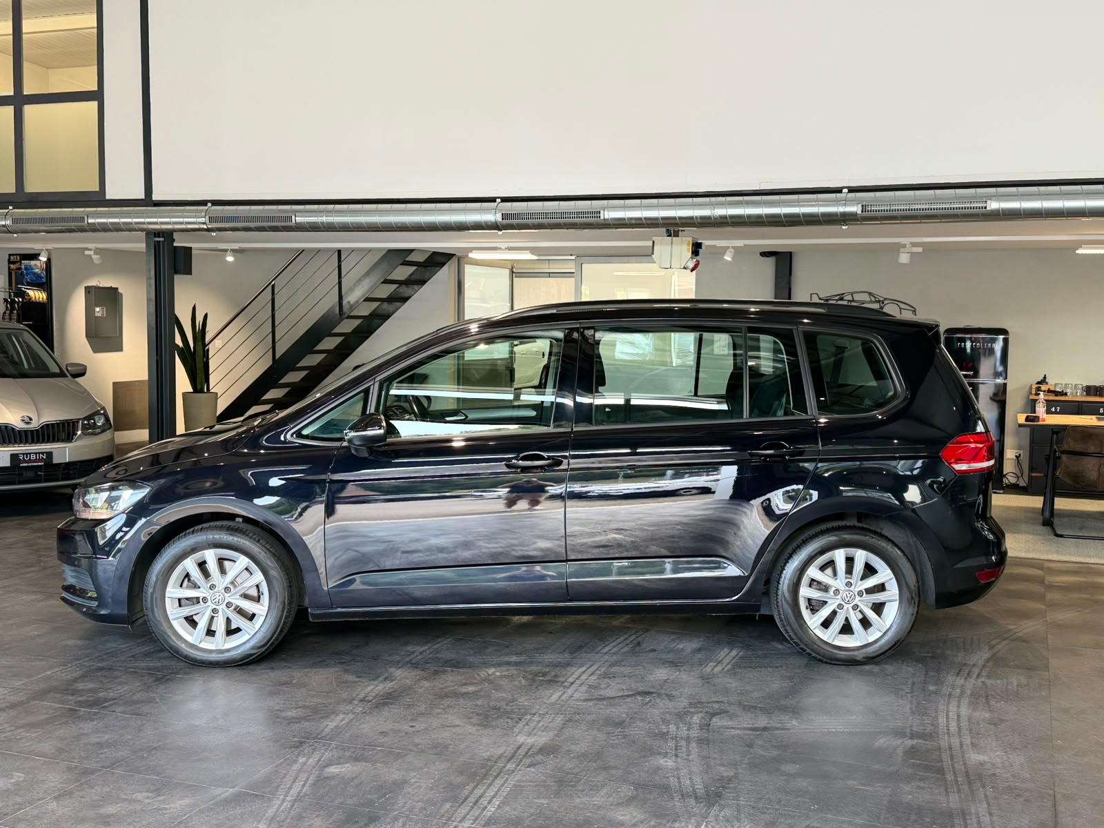 VW Touran 1.6 TDI BlueMotion Technology Trendline-image-1