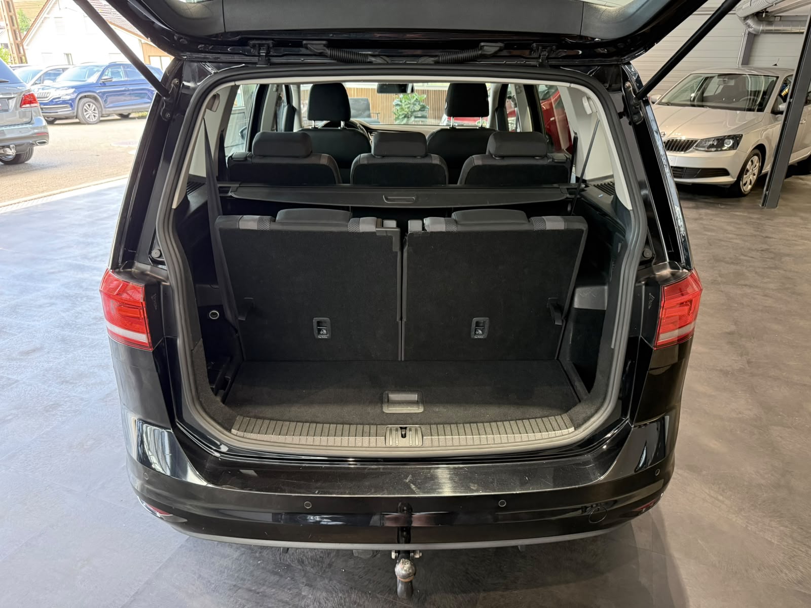 VW Touran 1.6 TDI BlueMotion Technology Trendline-image-3