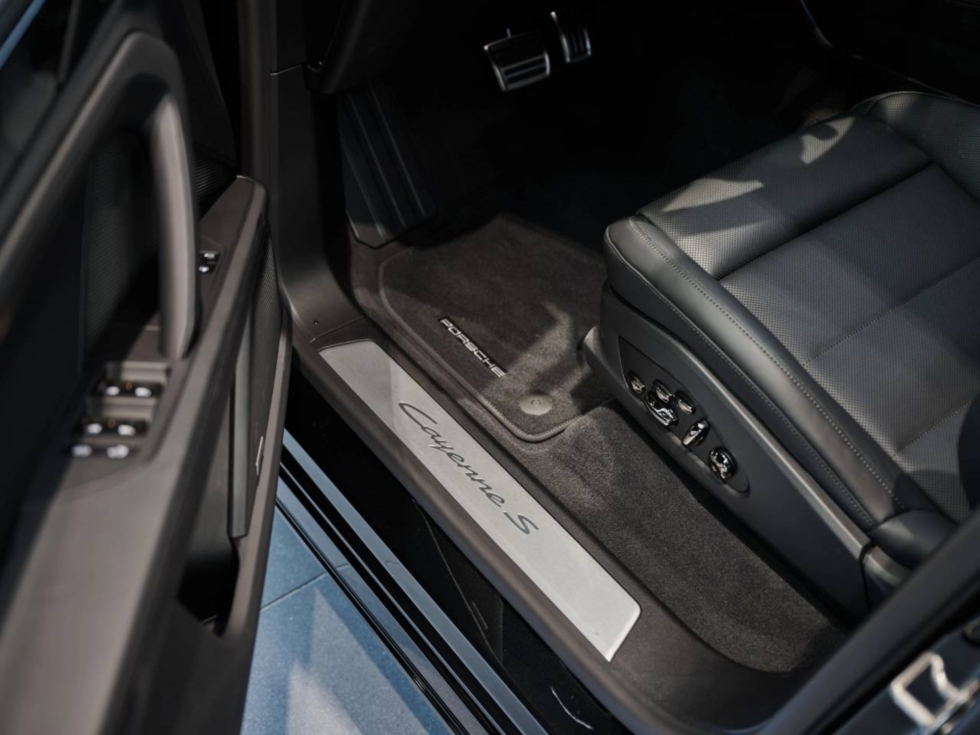 PORSCHE Cayenne S Coupé Electric-image-19