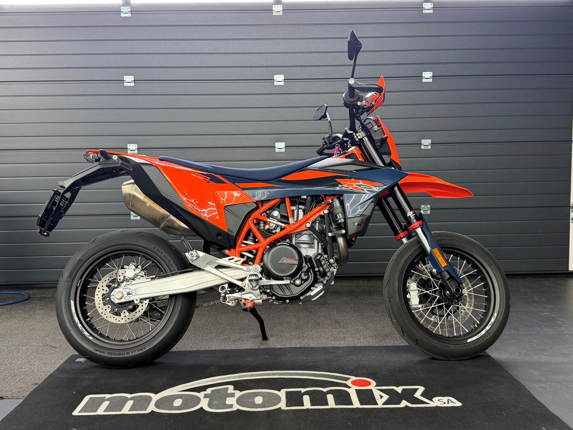 KTM 690 SMC R-showroom-element-2