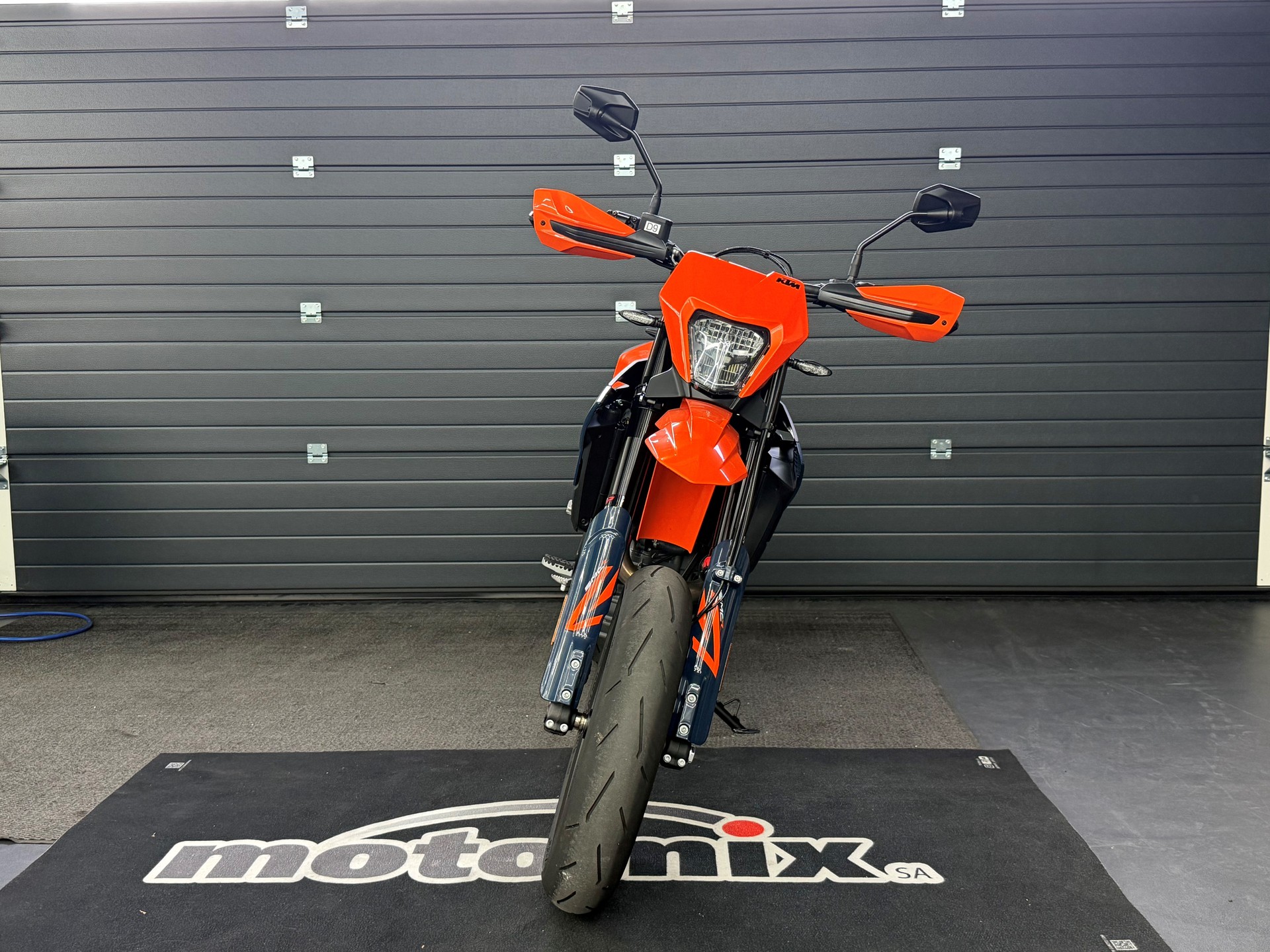 KTM 690 SMC R-showroom-element-1