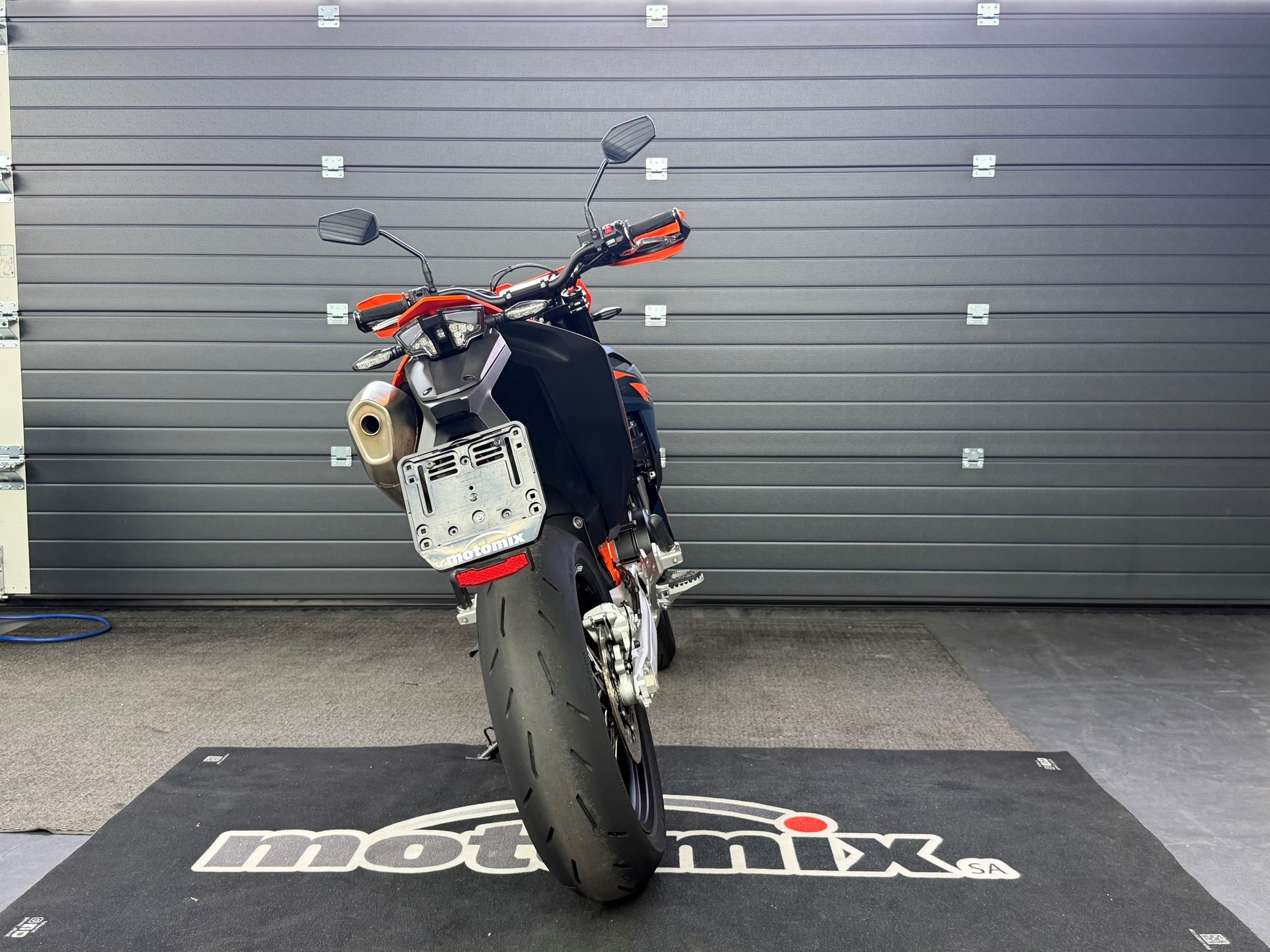 KTM 690 SMC R-showroom-element-3