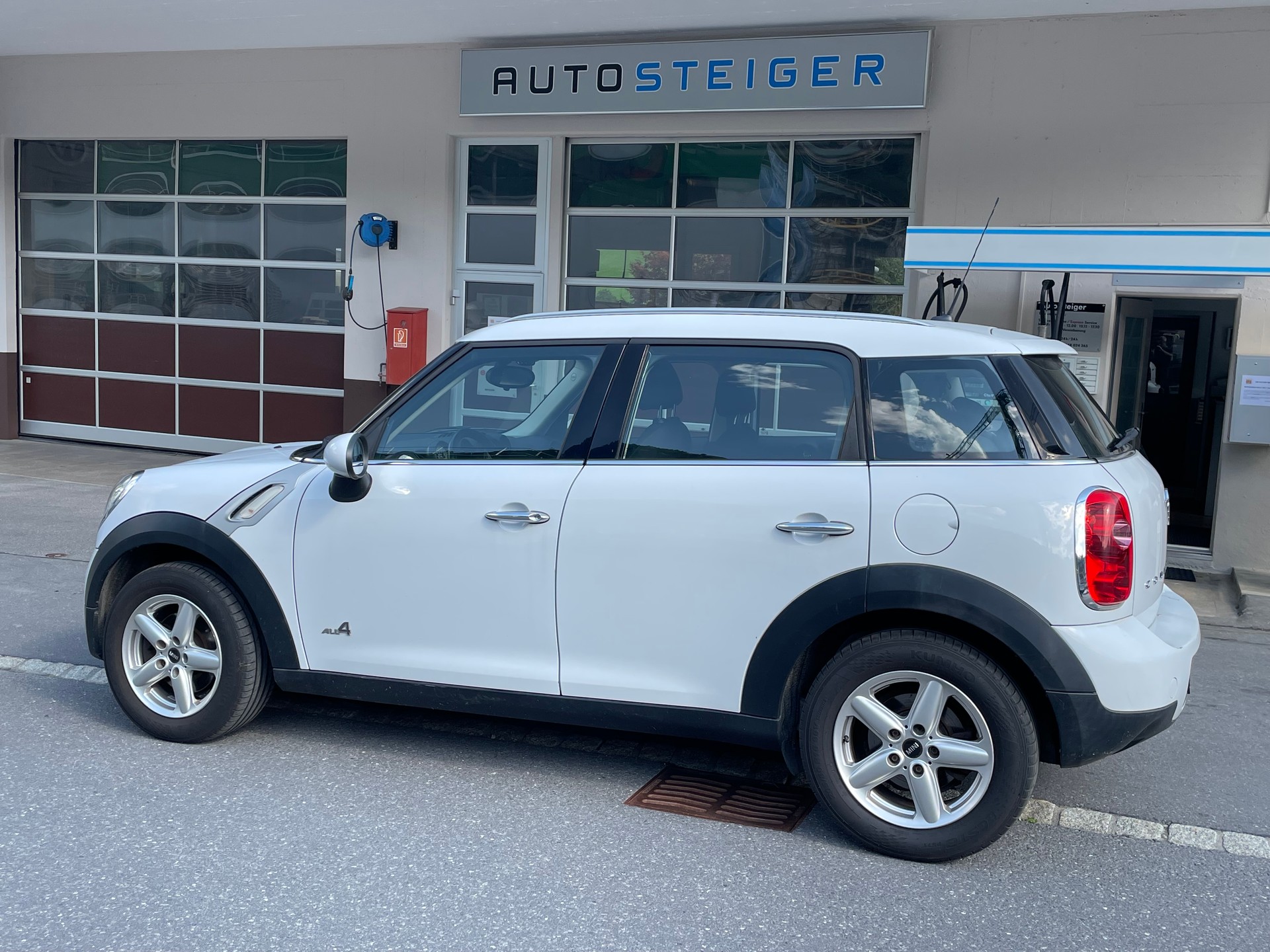 MINI Countryman Cooper D ALL4-image-4