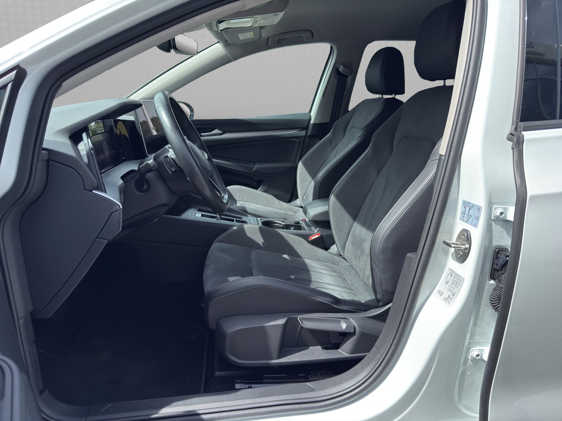 VW Golf 1.5 e TSI mHEV United DSG-image-8