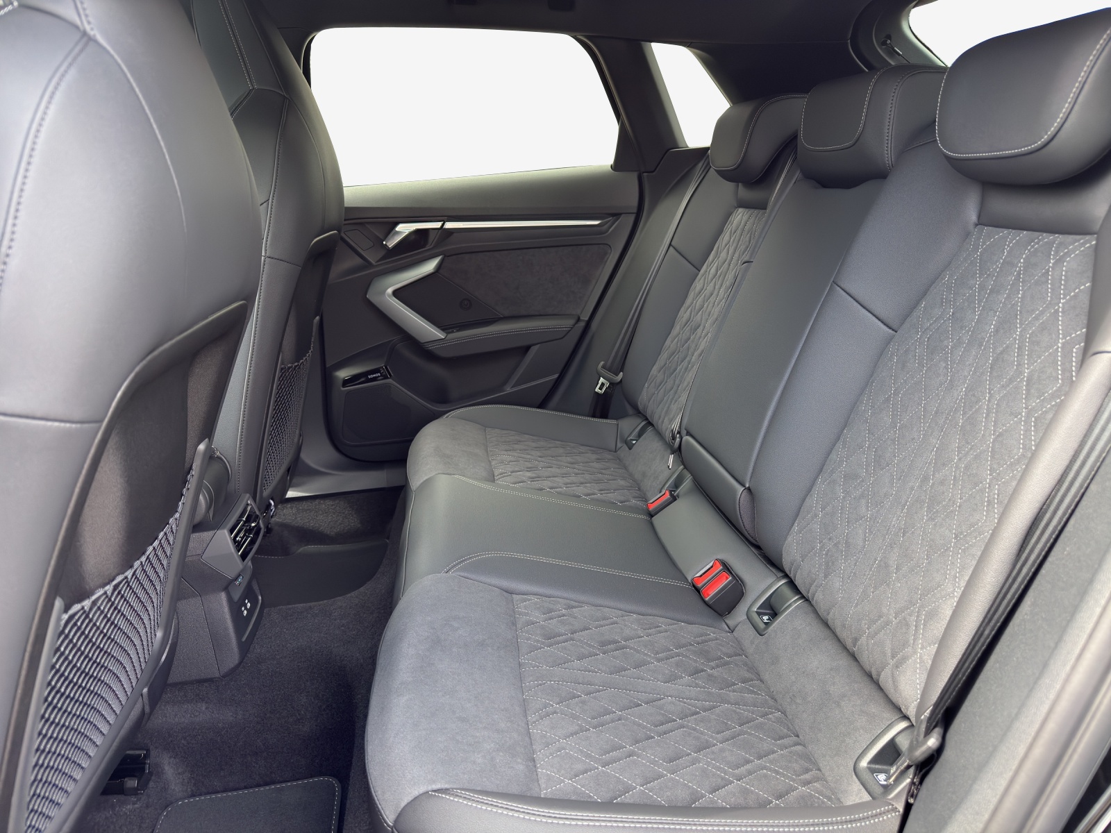 AUDI A3 Sportback TFSI 150 kW quattro S line S tronic-image-11