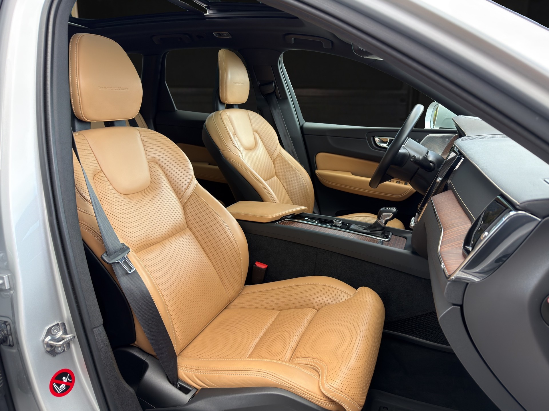 VOLVO XC60 2.0 D5 Inscription AWD-image-9