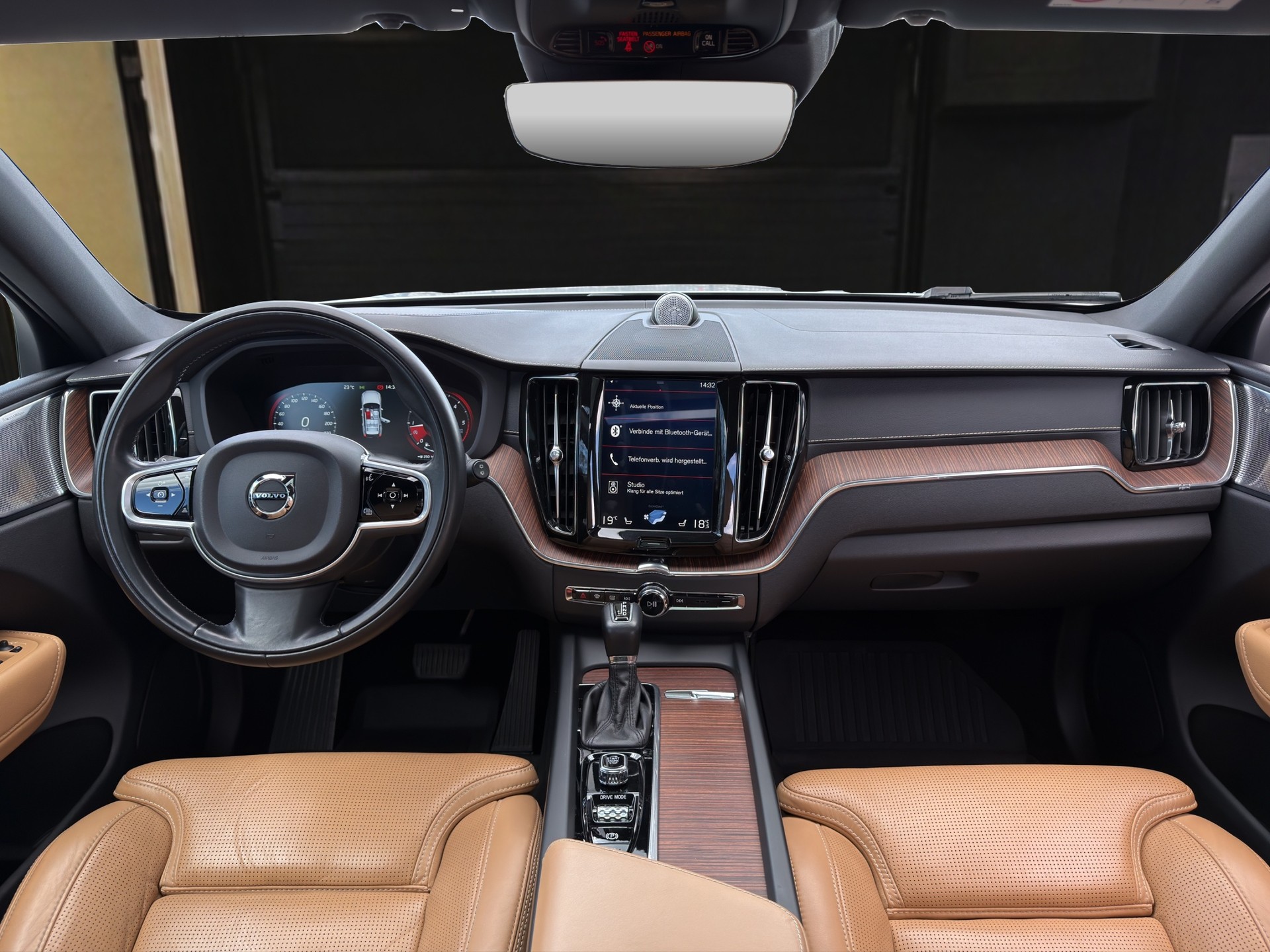 VOLVO XC60 2.0 D5 Inscription AWD-image-10