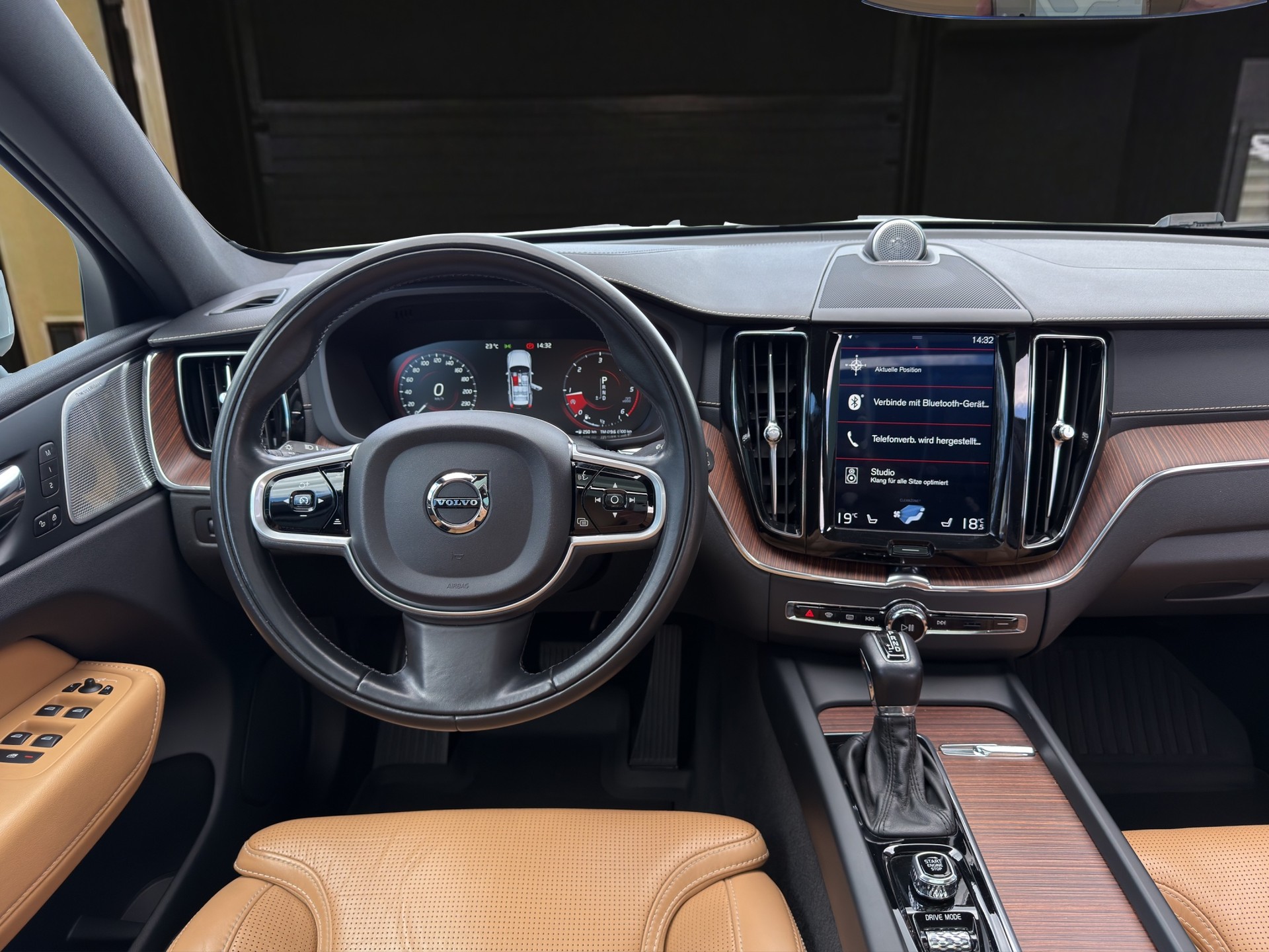 VOLVO XC60 2.0 D5 Inscription AWD-image-11