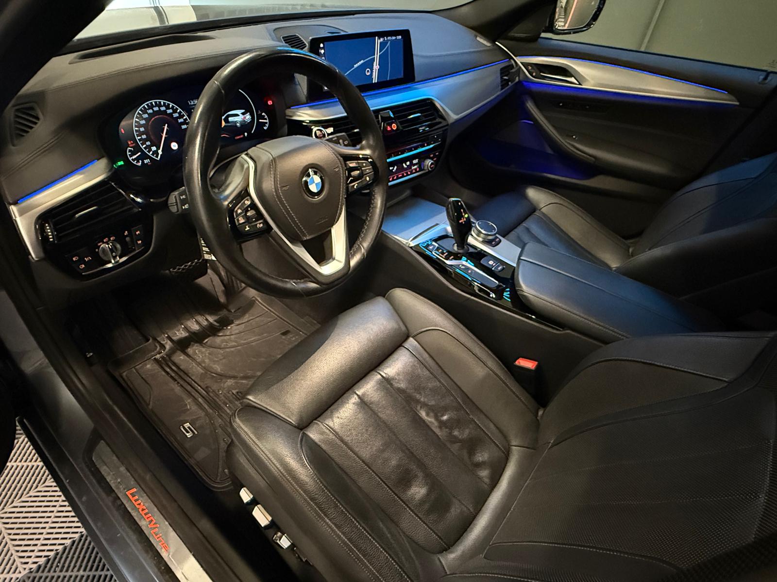 BMW 530d xDrive Touring Luxury Line Steptronic-image-1