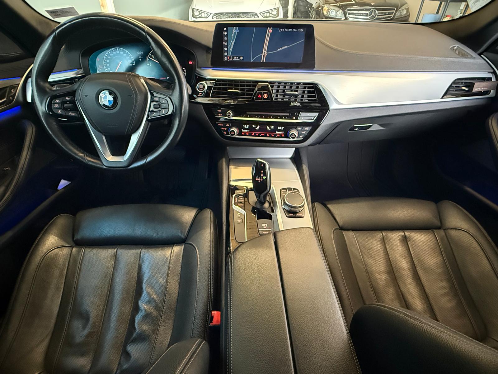 BMW 530d xDrive Touring Luxury Line Steptronic-image-13