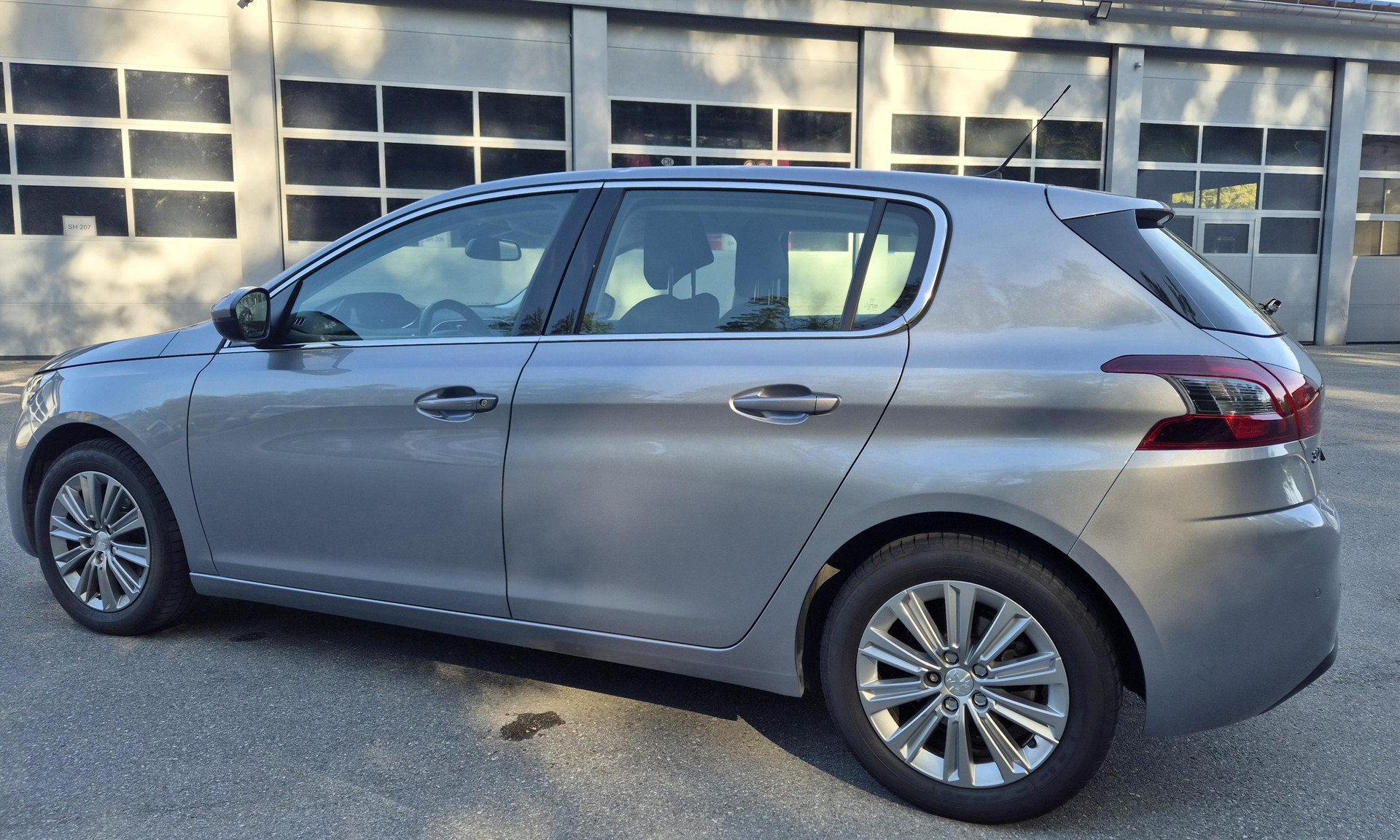 PEUGEOT 1.2 PureTech 130 Tech Edition S/S-image-4