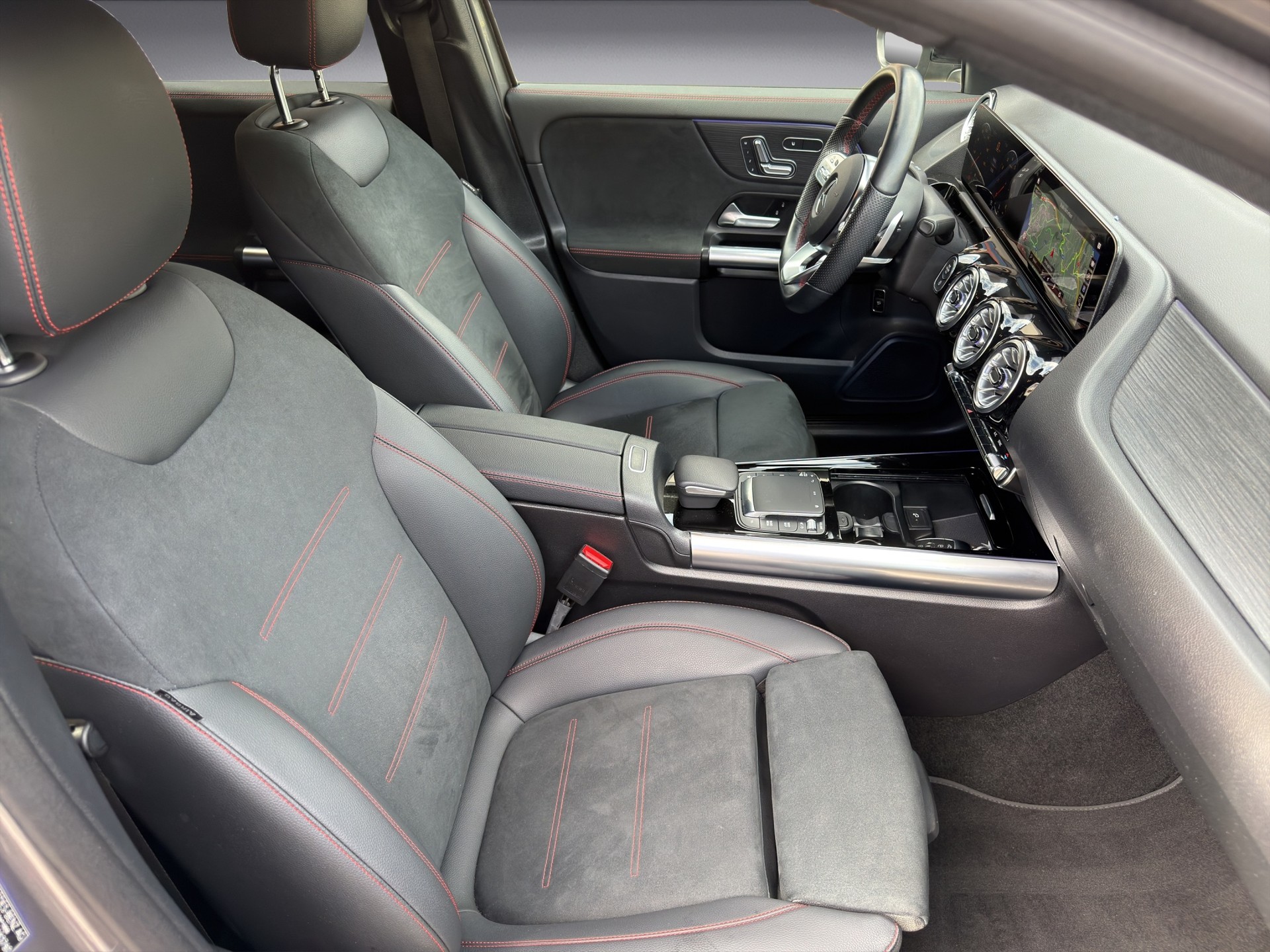 MERCEDES-BENZ GLA 200 4Matic AMG Line 8G-DCT-image-11