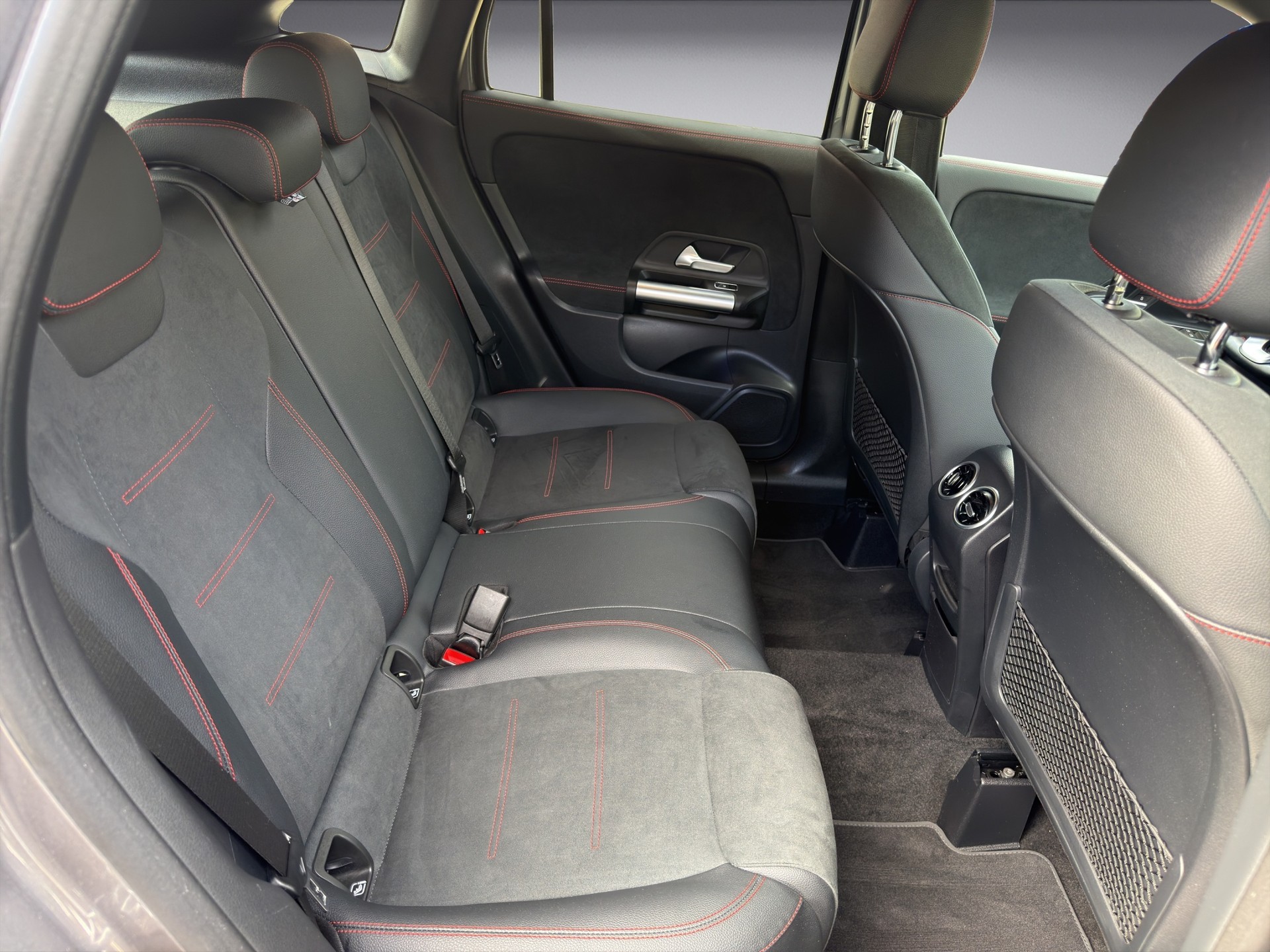 MERCEDES-BENZ GLA 200 4Matic AMG Line 8G-DCT-image-13