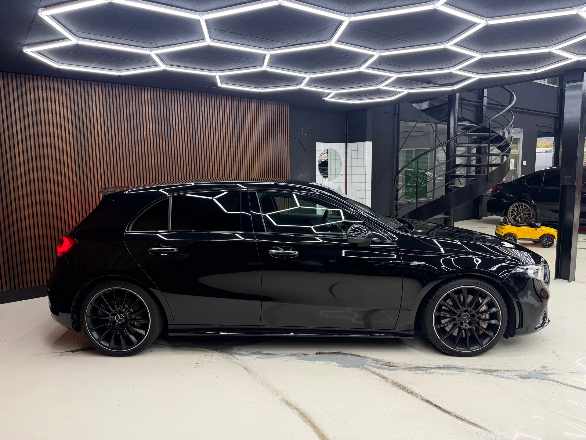 MERCEDES-BENZ A 35 AMG 4Matic Speedshift-image-3