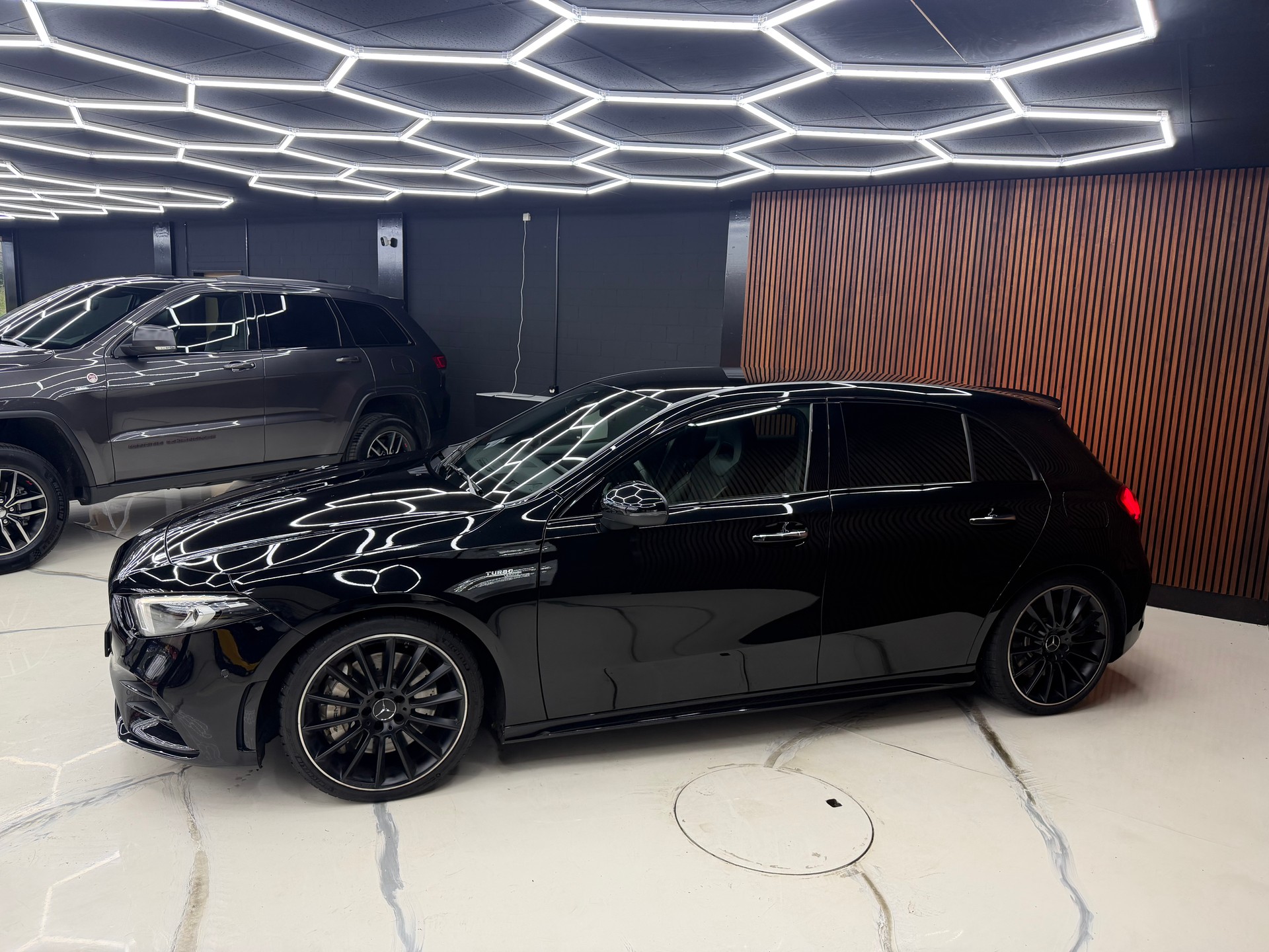 MERCEDES-BENZ A 35 AMG 4Matic Speedshift-image-4