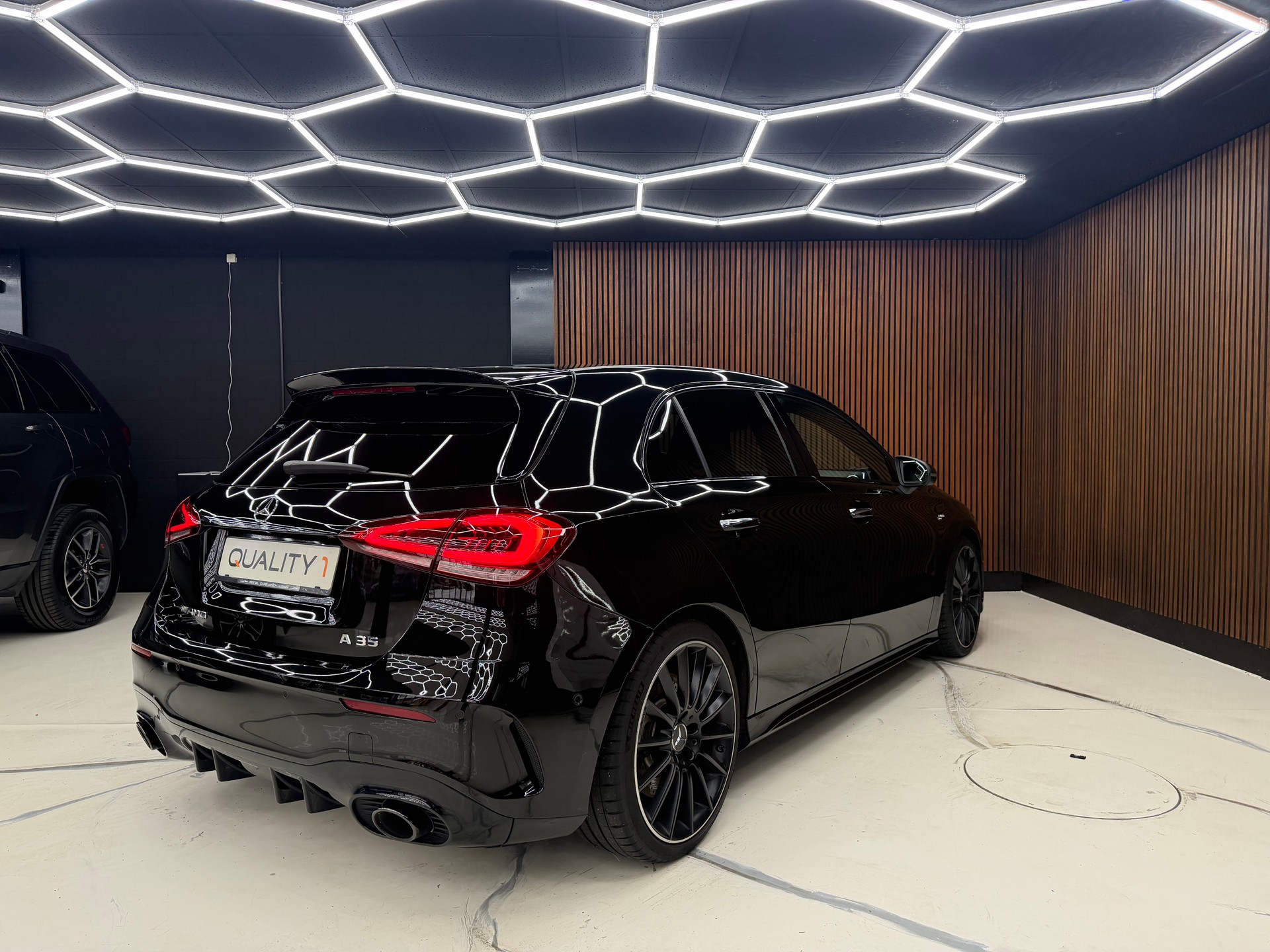 MERCEDES-BENZ A 35 AMG 4Matic Speedshift-image-5