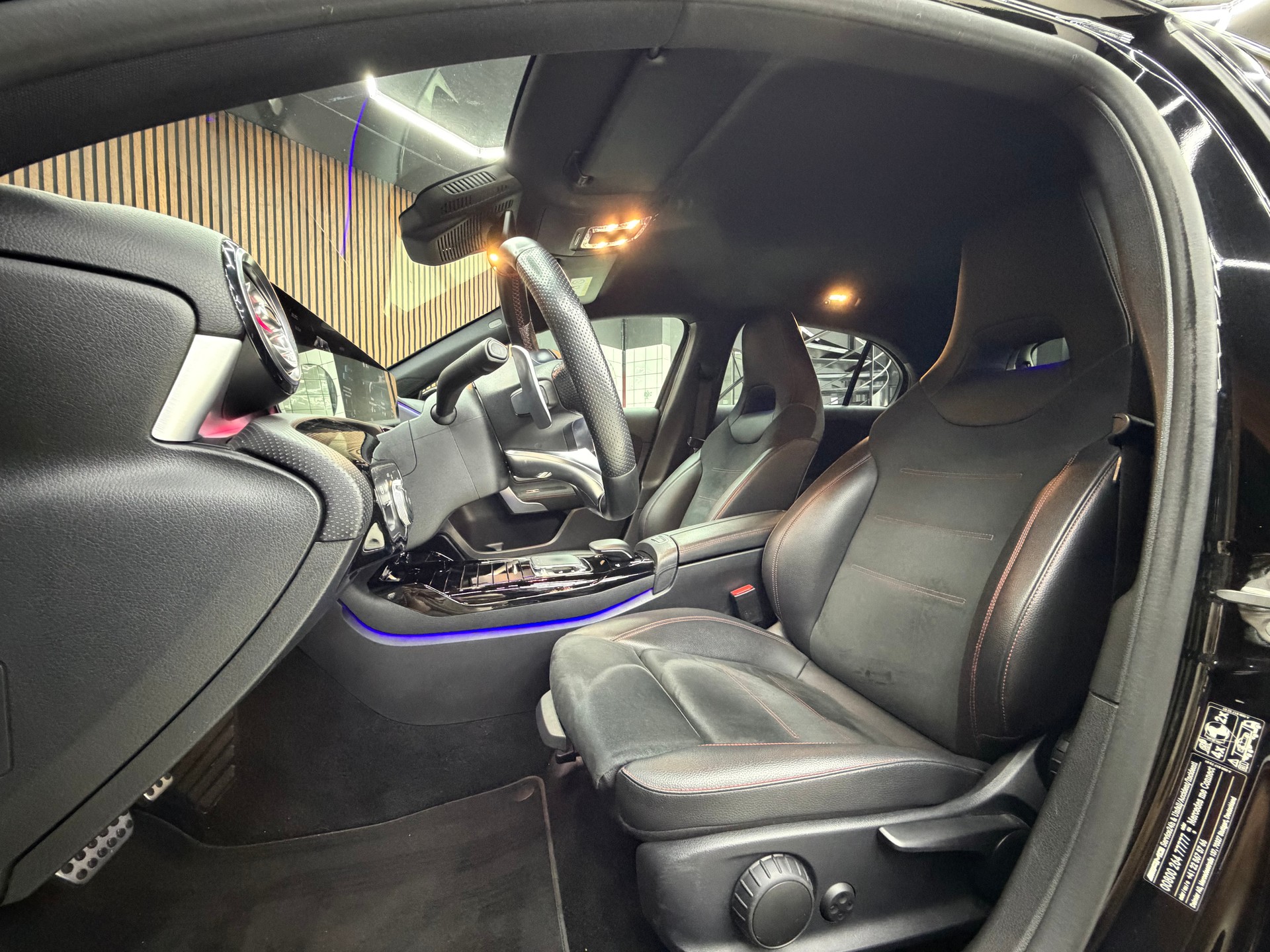 MERCEDES-BENZ A 35 AMG 4Matic Speedshift-image-9