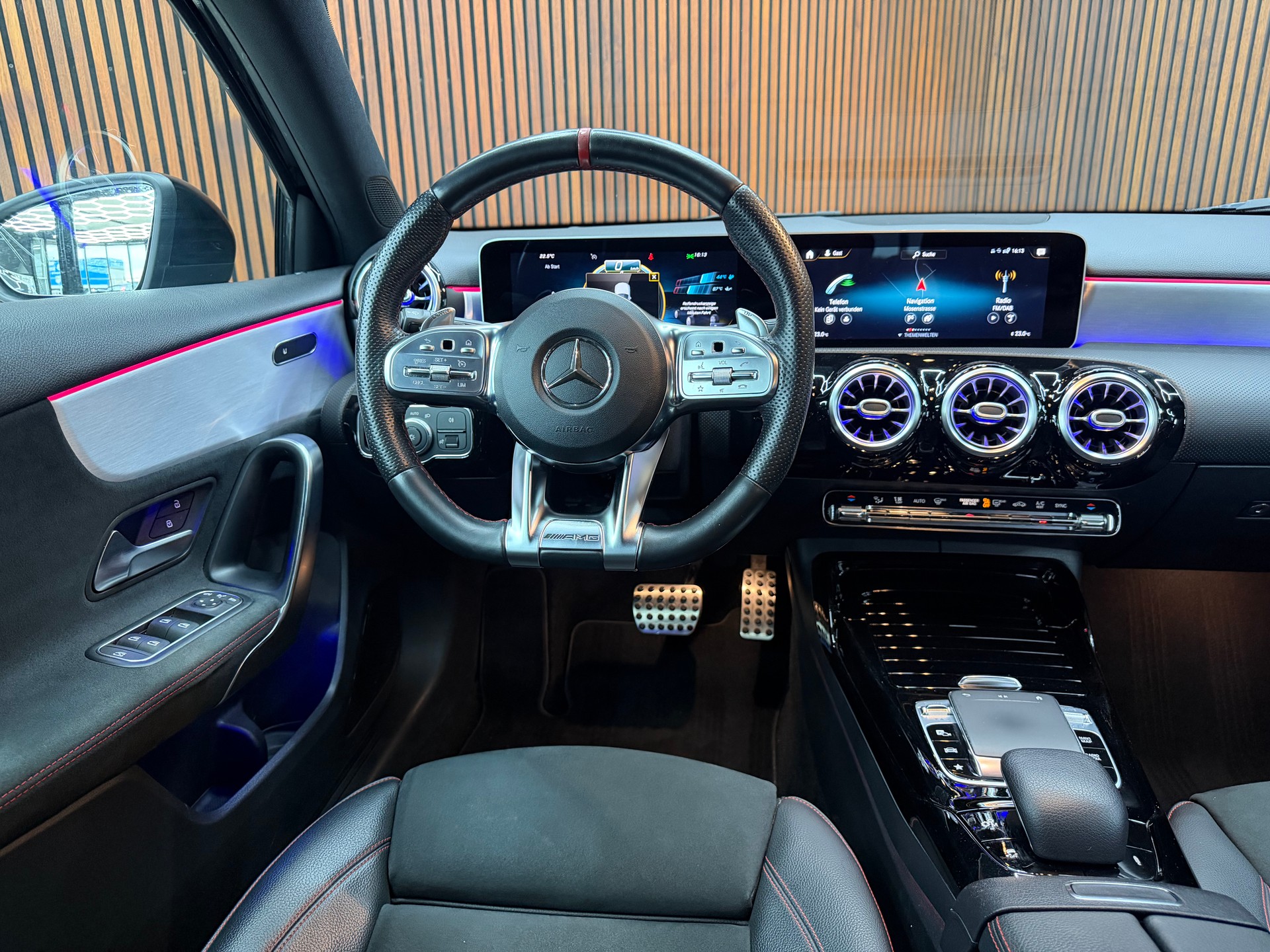 MERCEDES-BENZ A 35 AMG 4Matic Speedshift-image-12