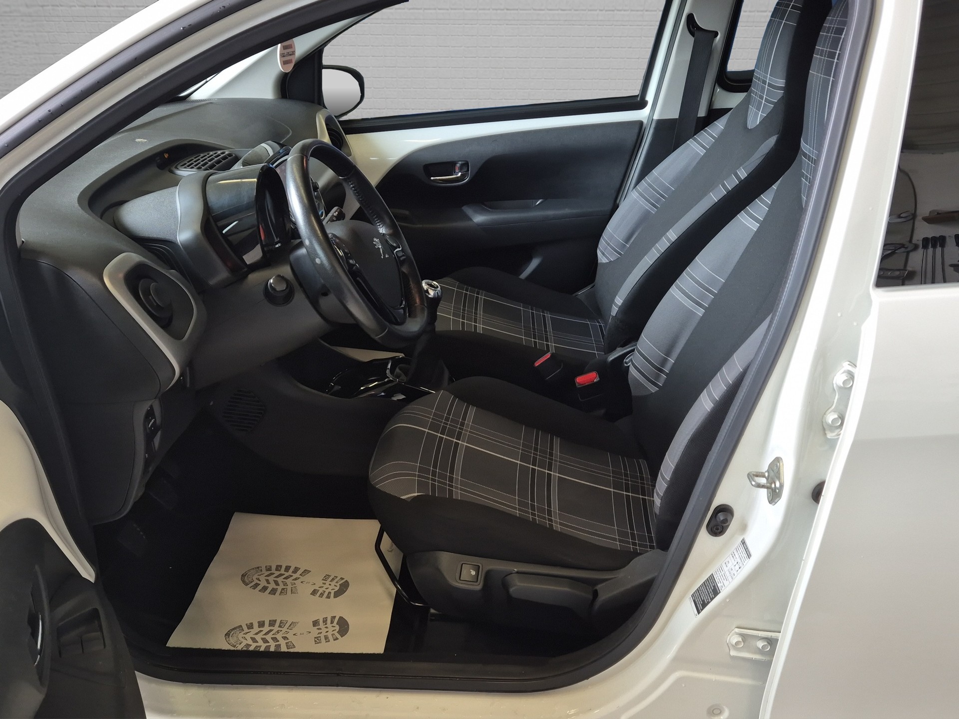 PEUGEOT 108 1.2 VTi Allure-image-15