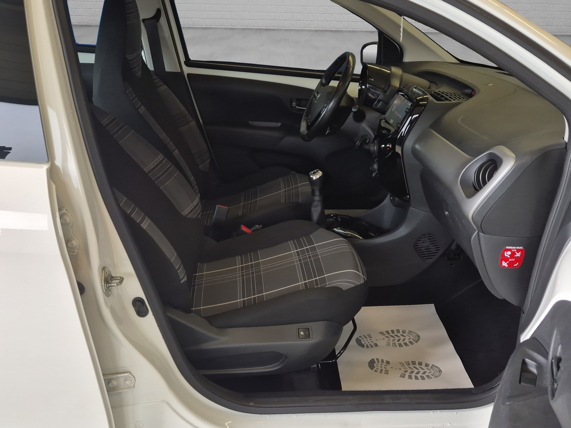 PEUGEOT 108 1.2 VTi Allure-image-16
