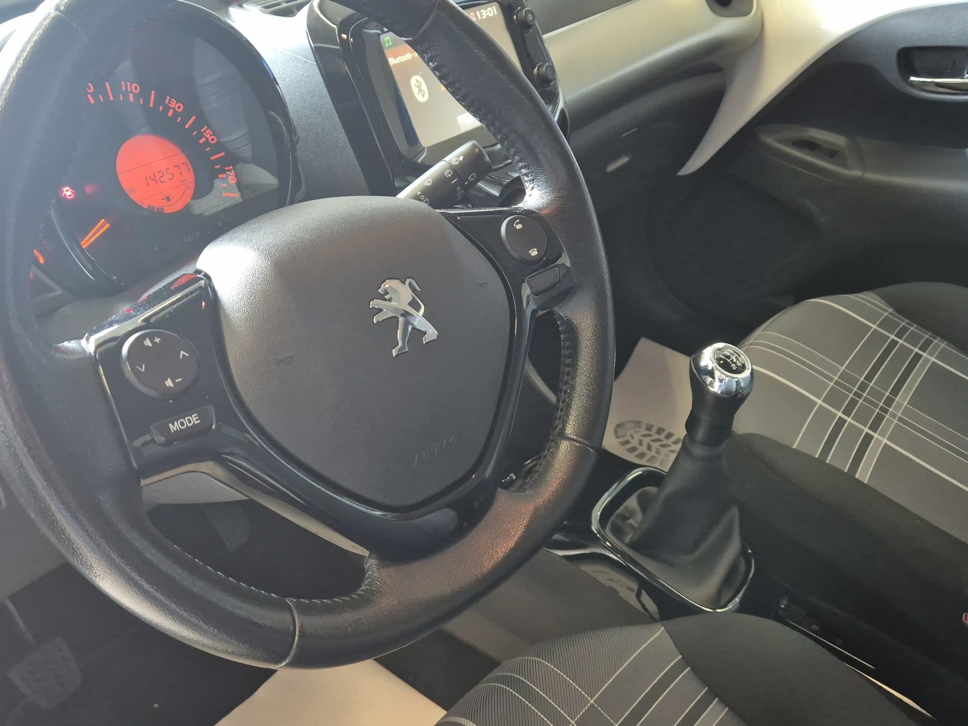 PEUGEOT 108 1.2 VTi Allure-image-22