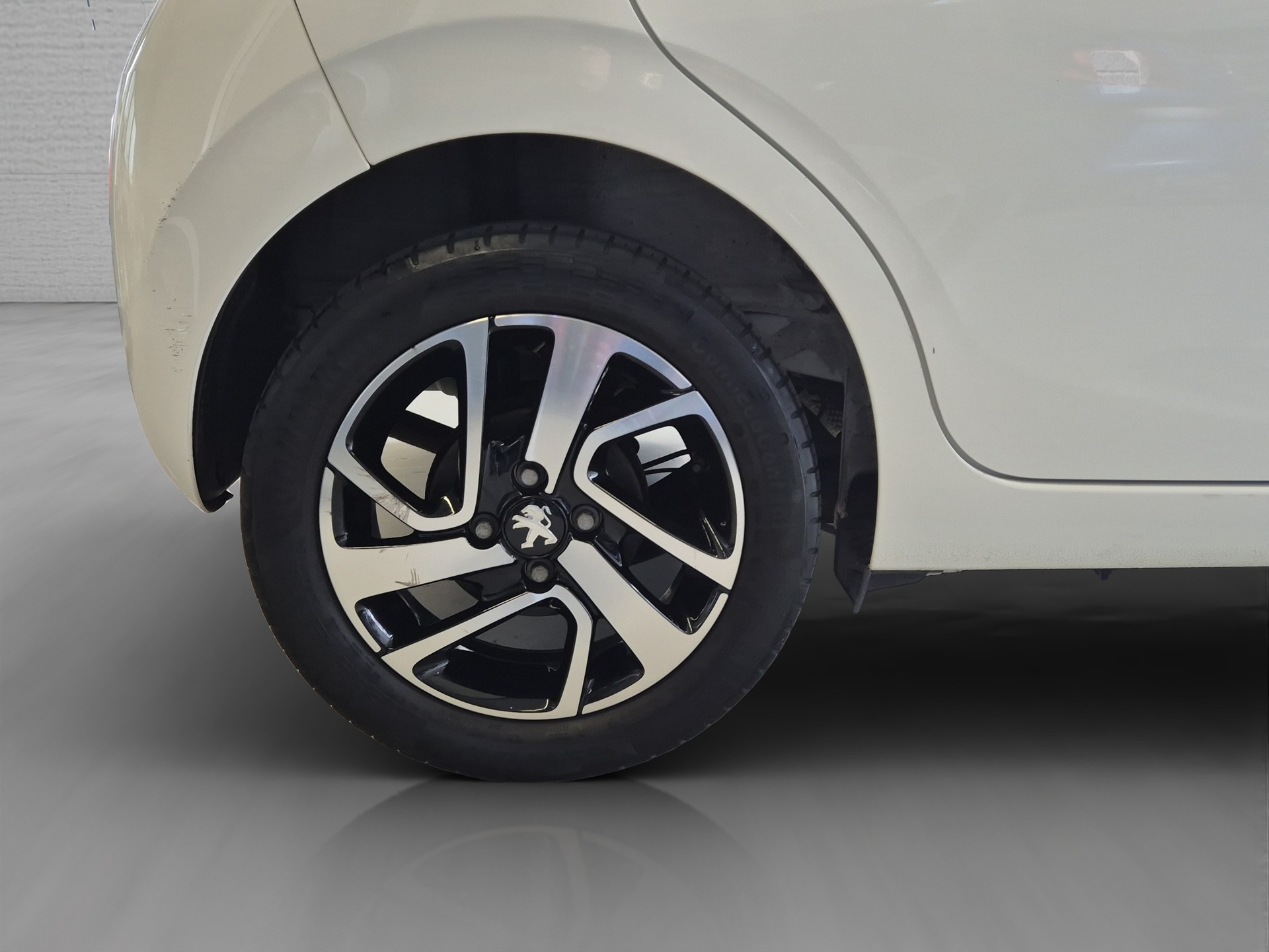 PEUGEOT 108 1.2 VTi Allure-image-12
