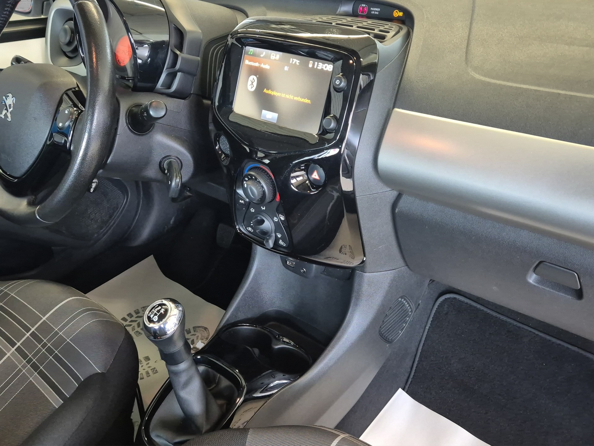 PEUGEOT 108 1.2 VTi Allure-image-23