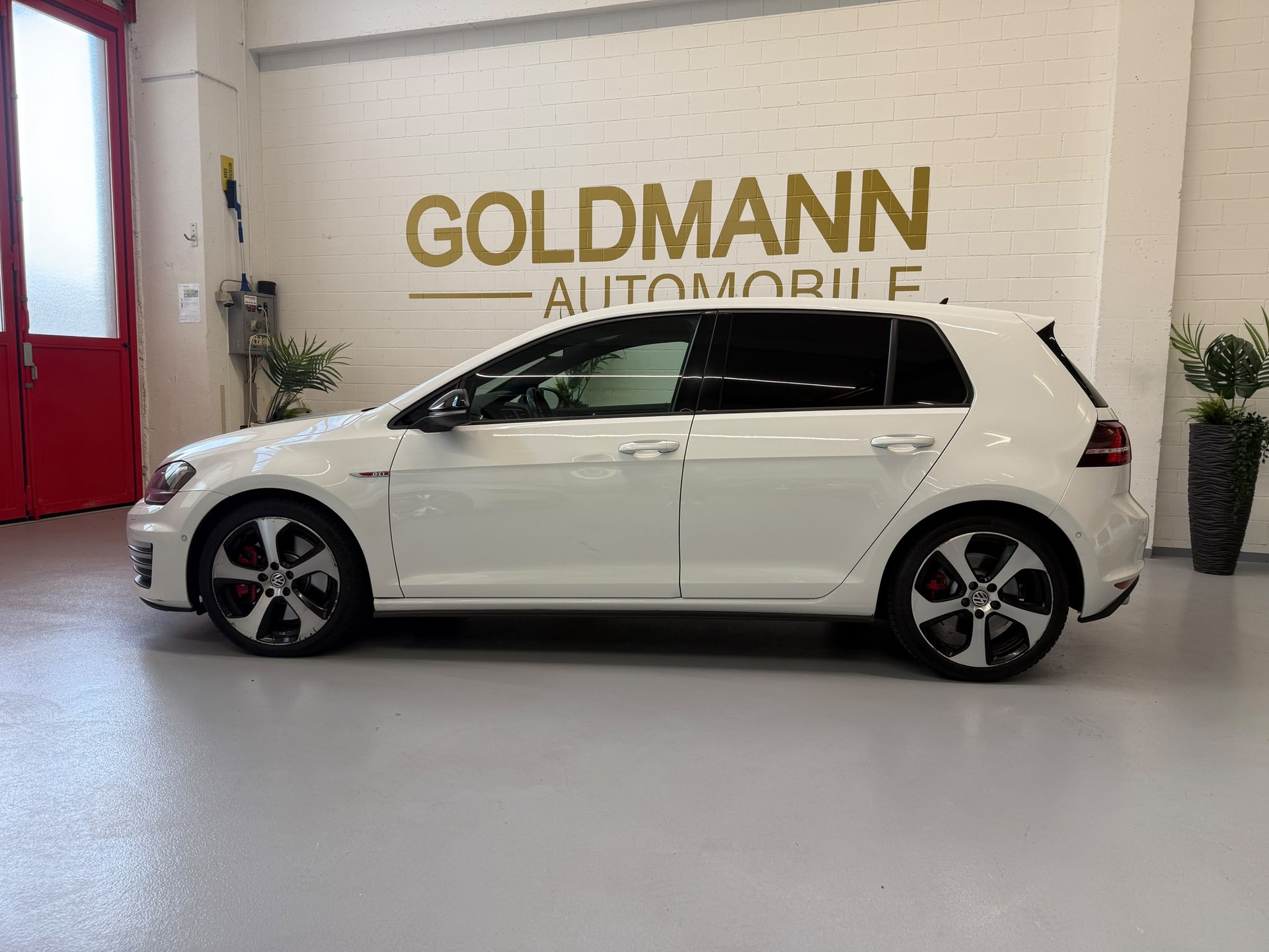 VW Golf 2.0 TSI GTI Performance DSG-image-2